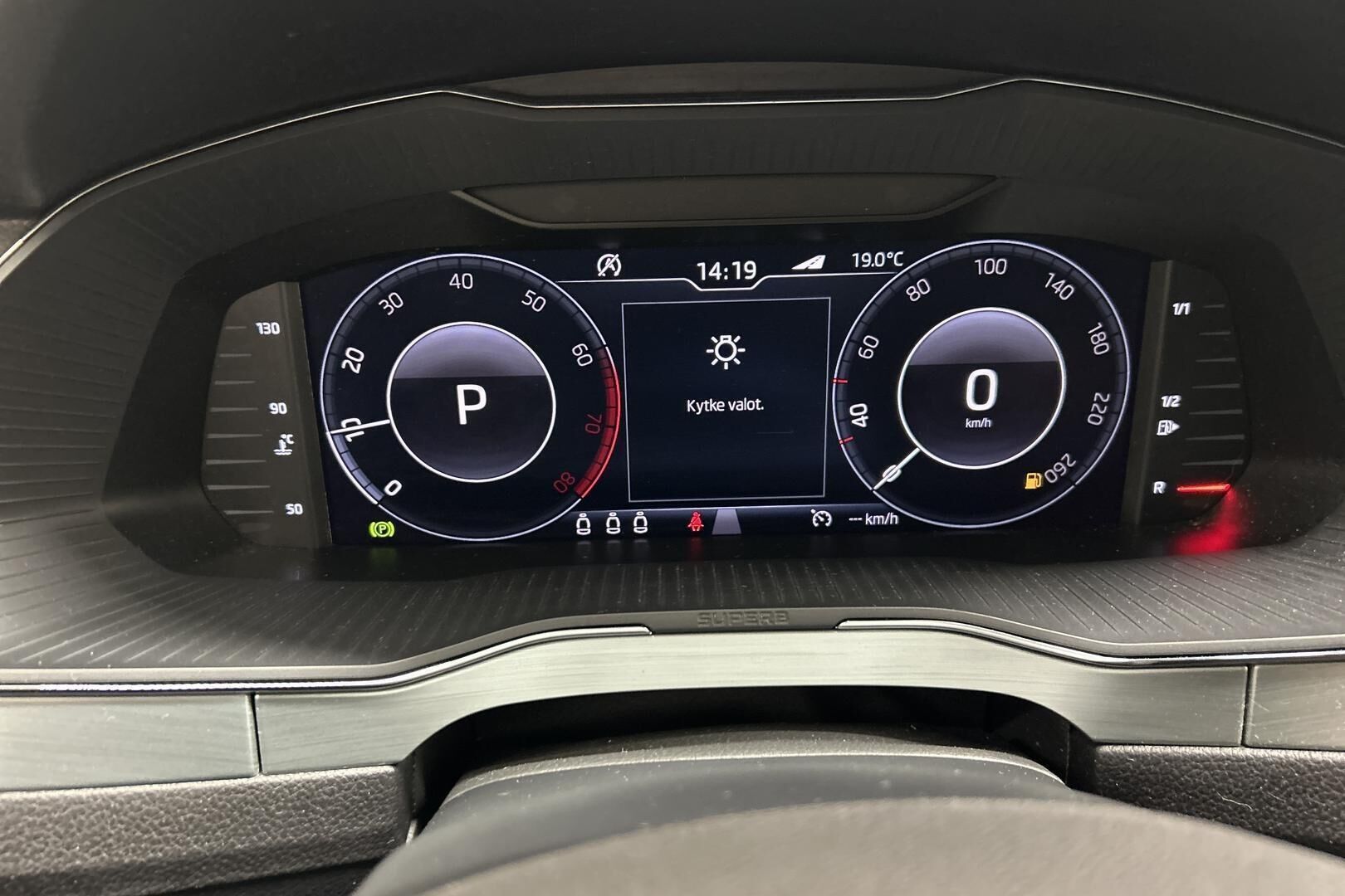 Skoda Superb iso kuva 14