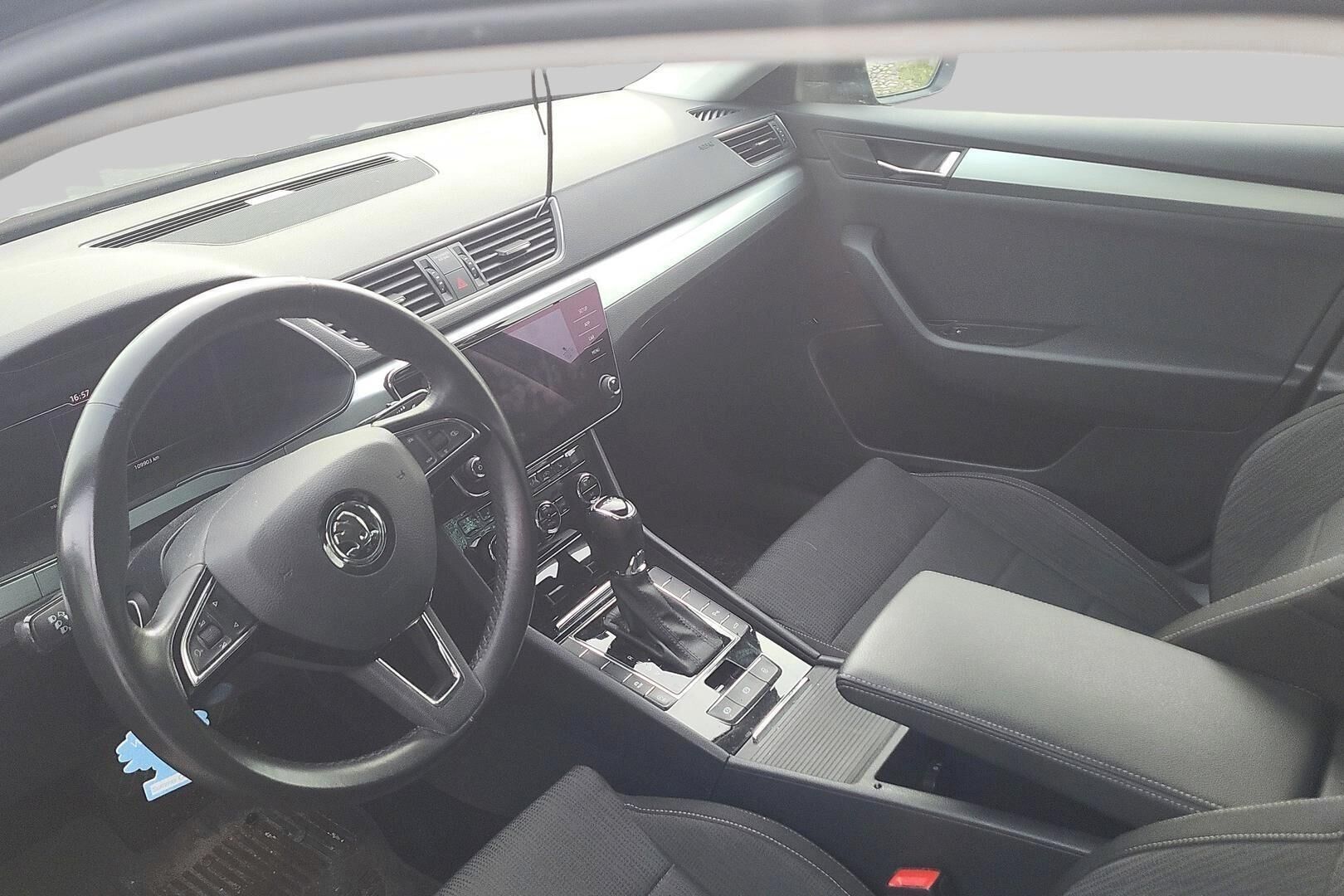 Skoda Superb iso kuva 2