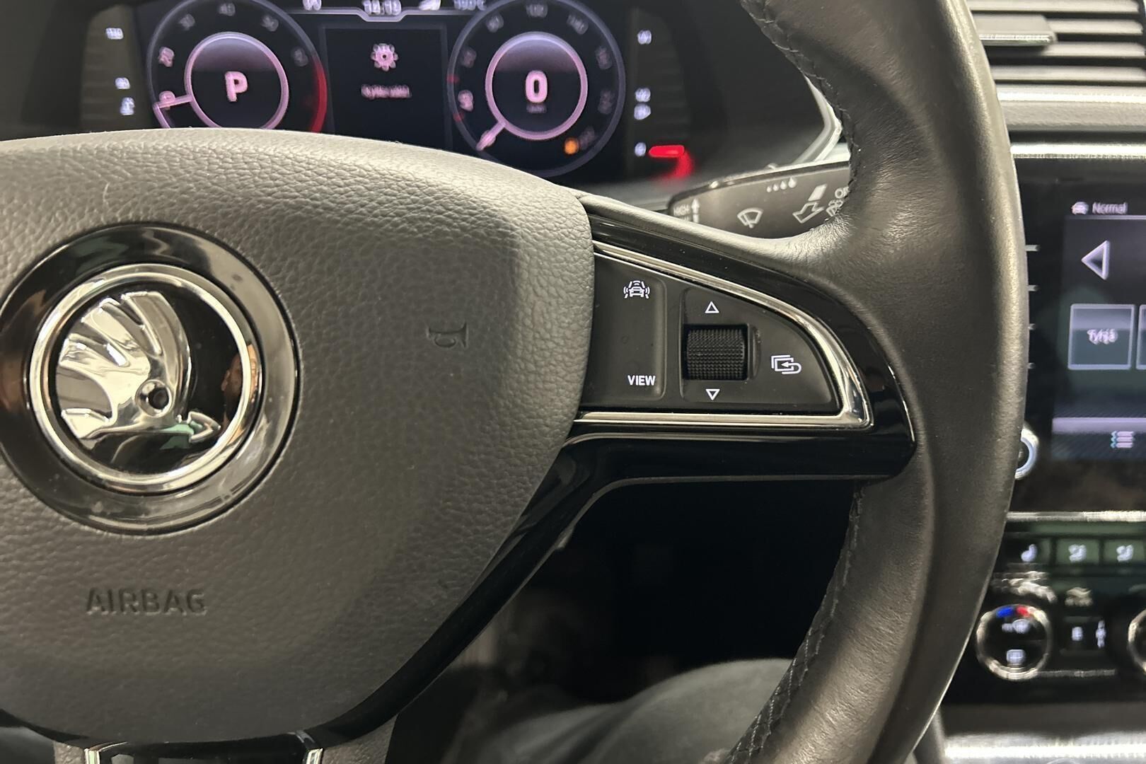 Skoda Superb iso kuva 16