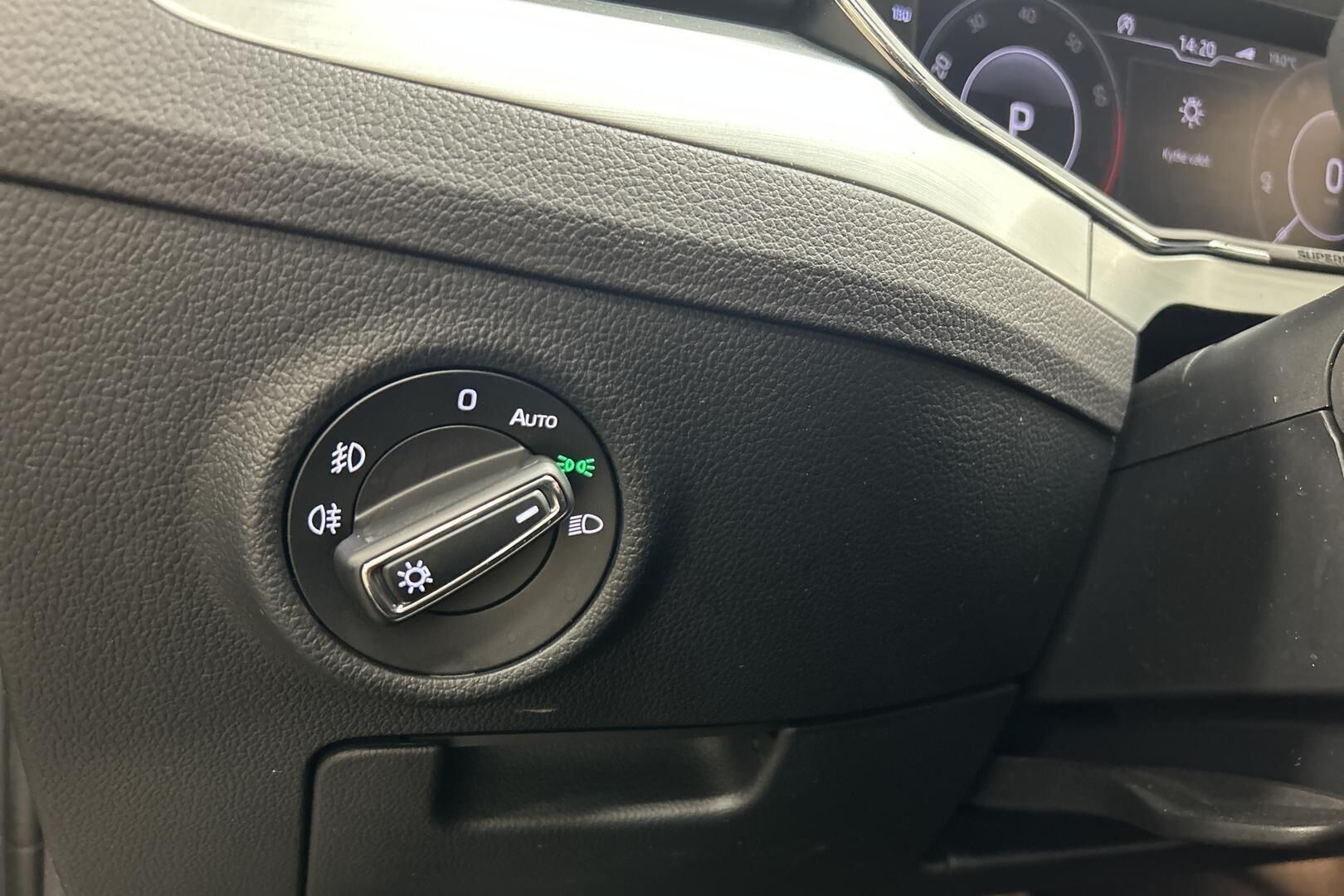 Skoda Superb iso kuva 20