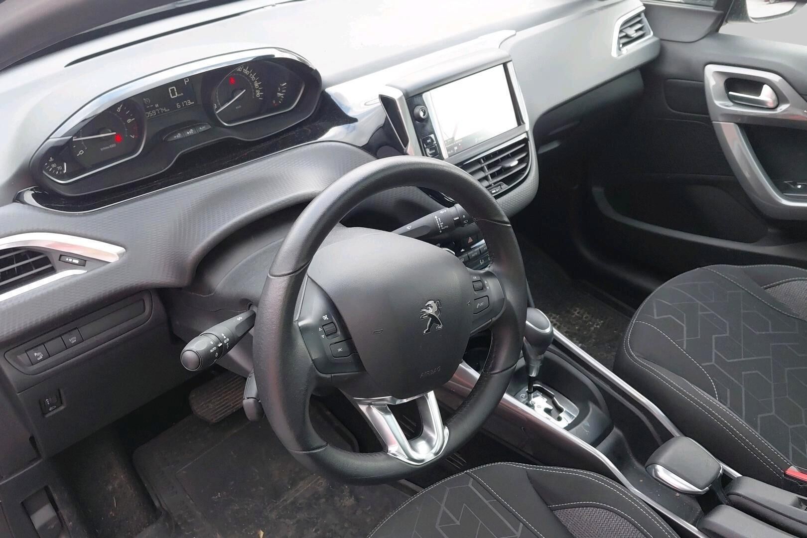 Peugeot 2008 iso kuva 2