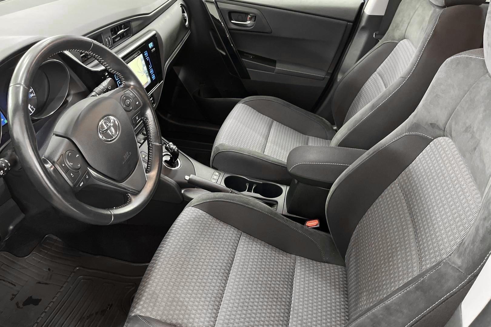 Toyota Auris iso kuva 8