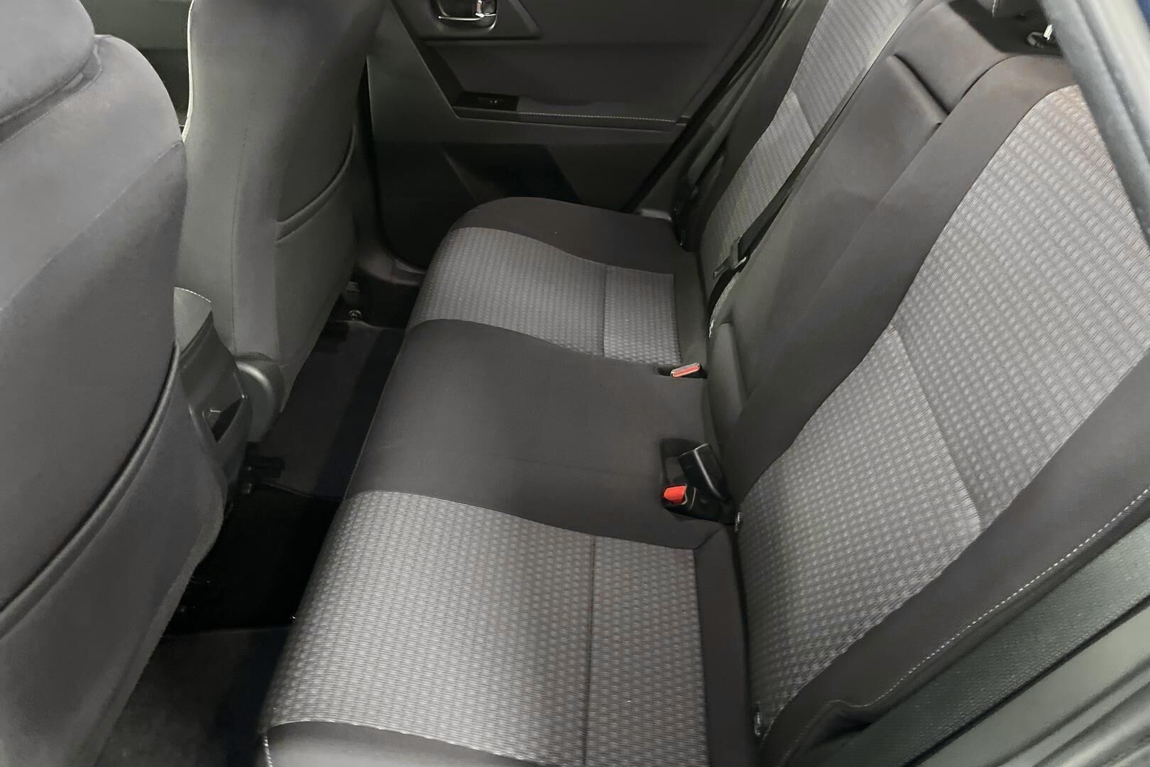 Toyota Auris iso kuva 9