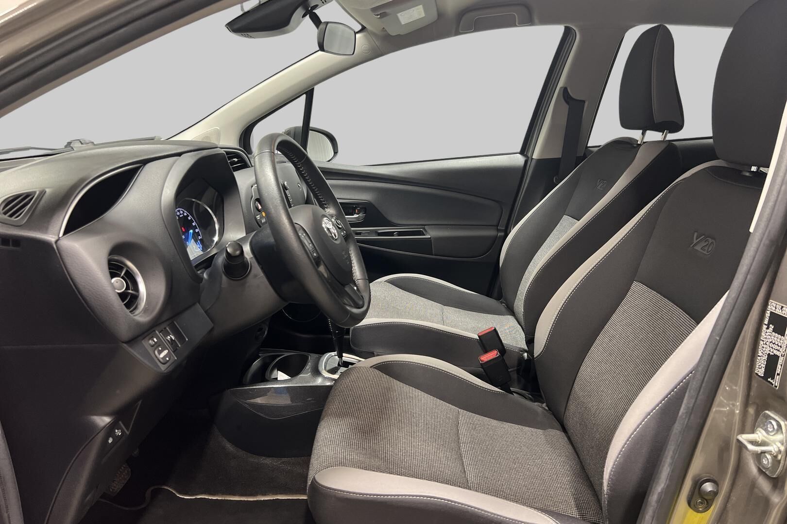 Toyota Yaris iso kuva 9