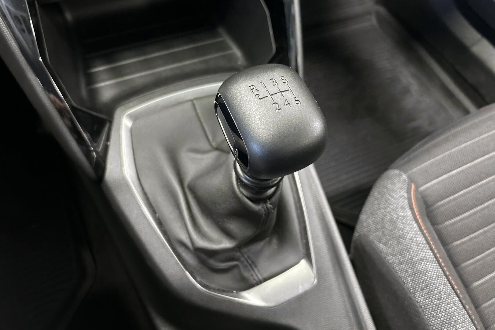 Peugeot 2008 iso kuva 19
