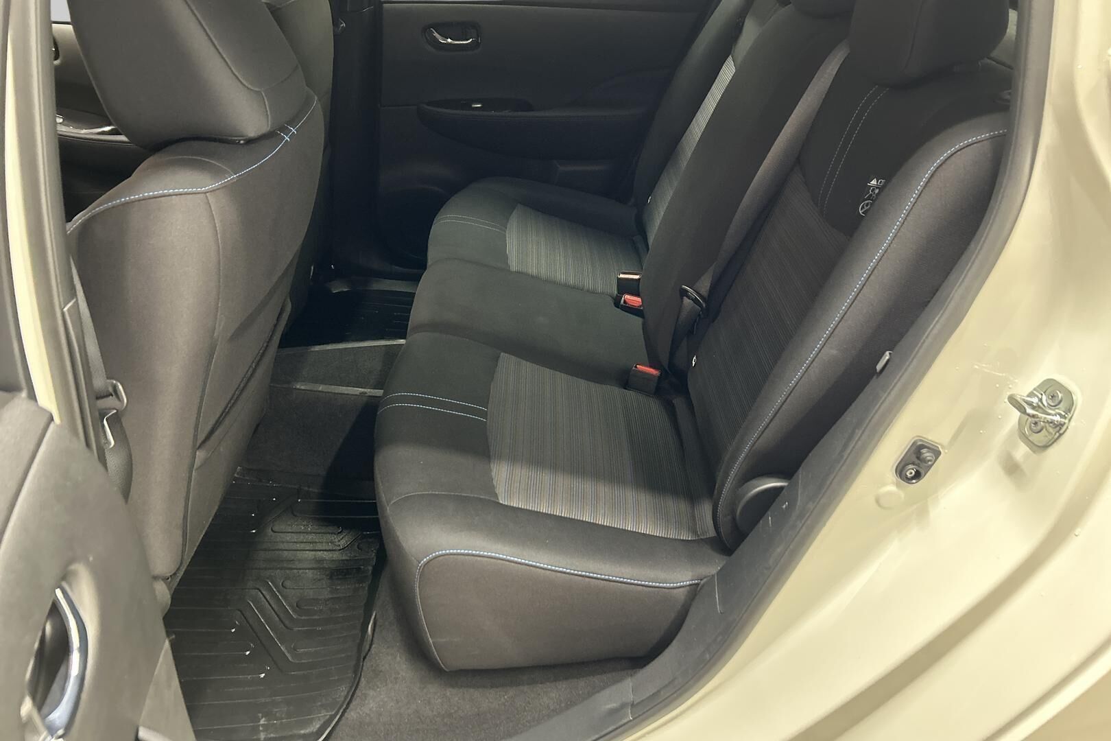 Nissan Leaf iso kuva 10