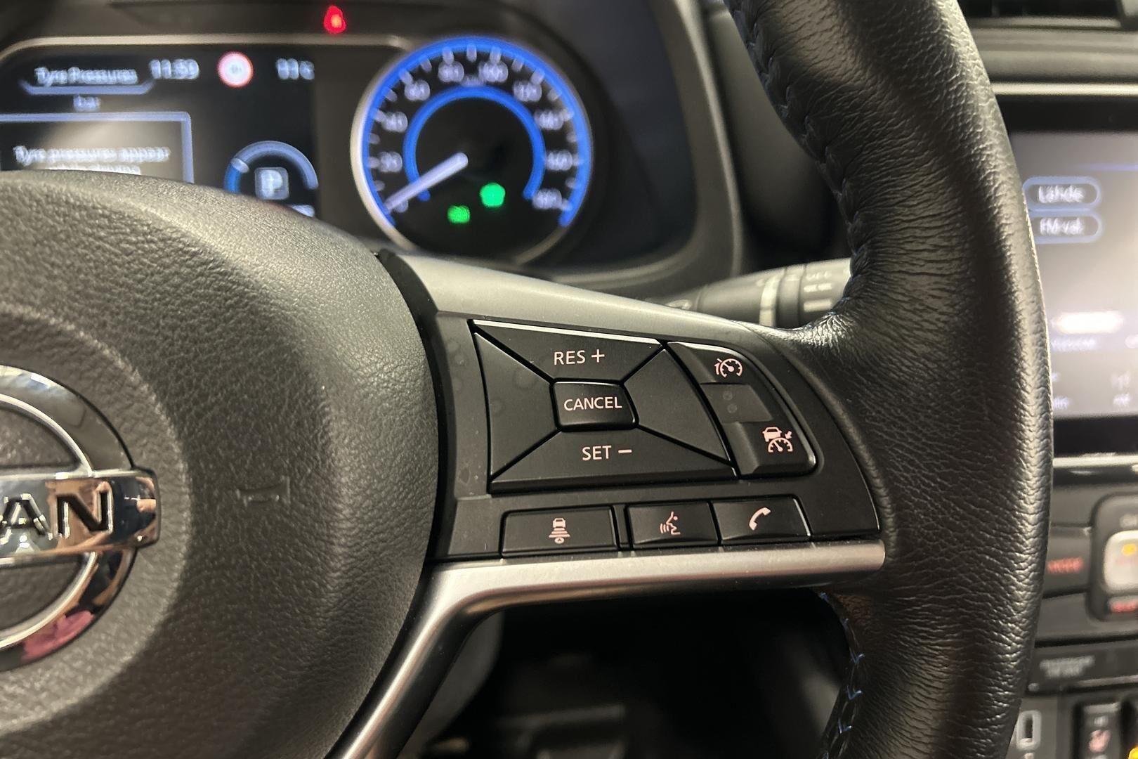 Nissan Leaf iso kuva 18