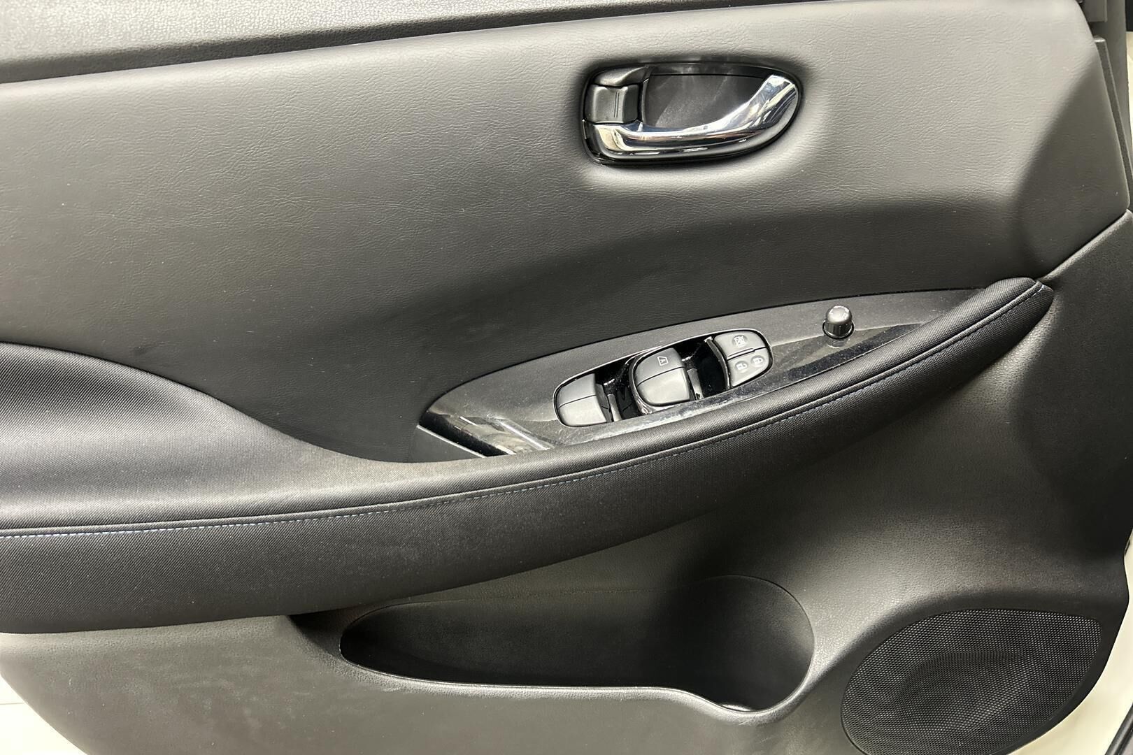 Nissan Leaf iso kuva 21