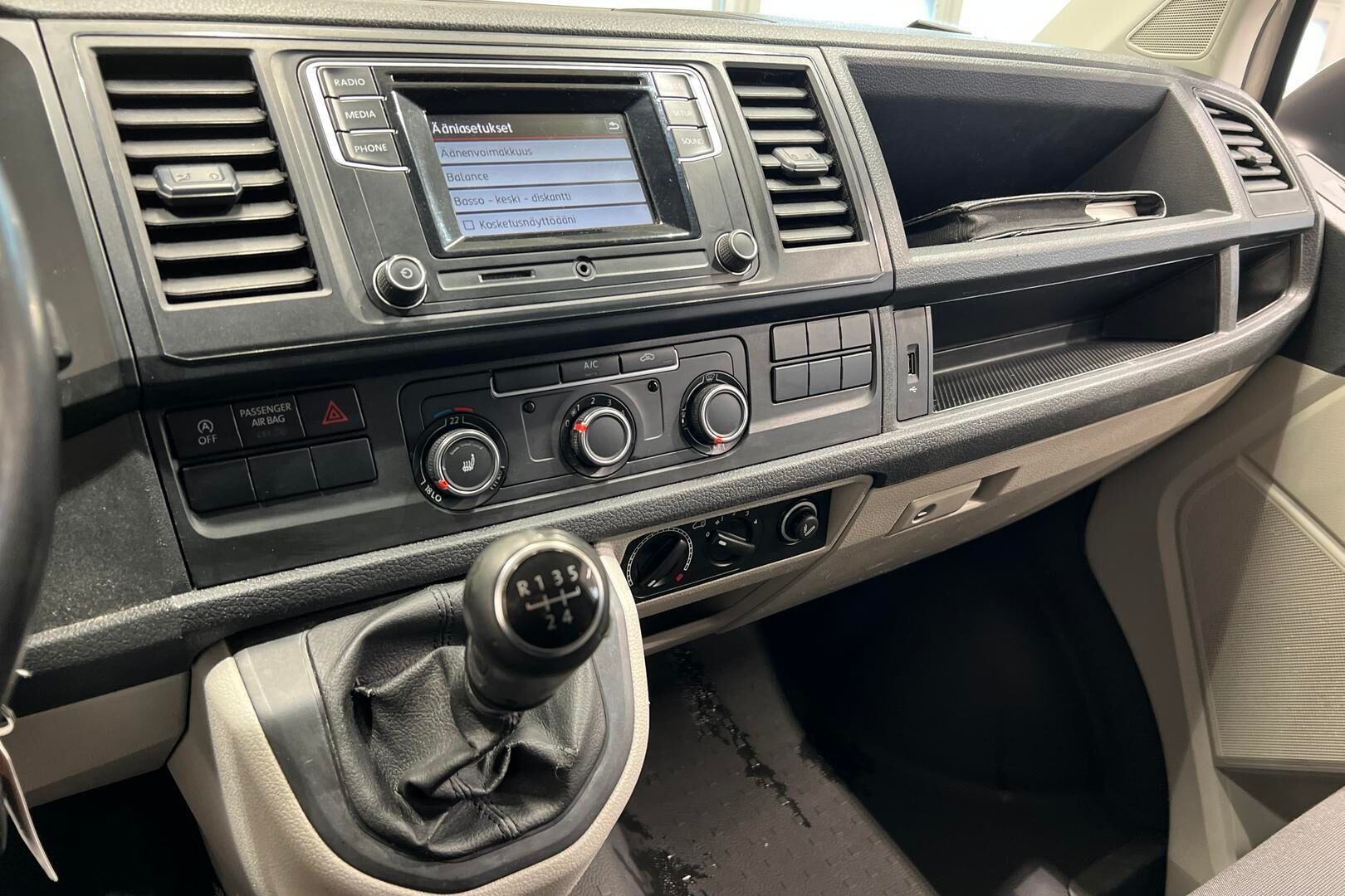 Volkswagen Transporter iso kuva 17