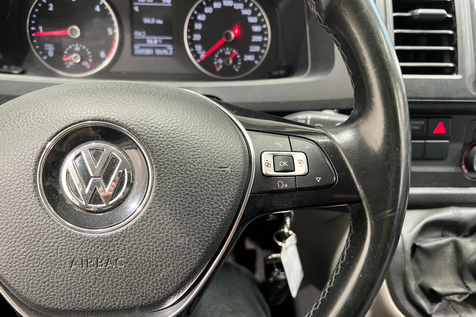 Volkswagen Transporter iso kuva 23