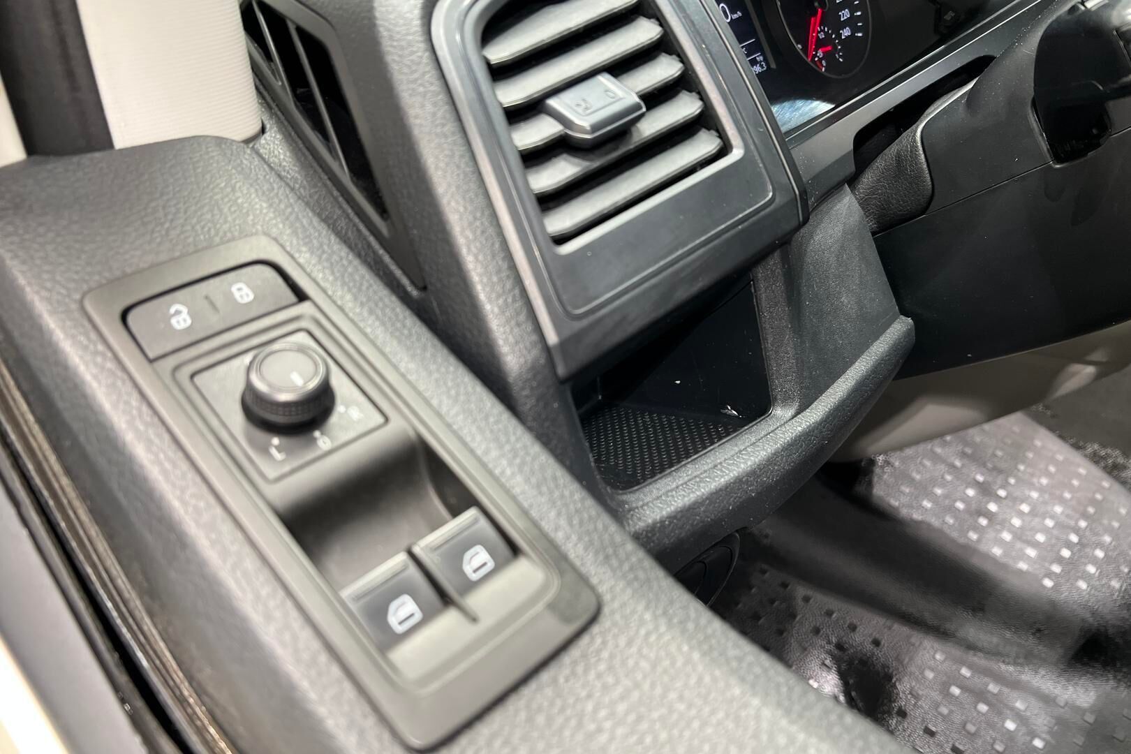 Volkswagen Transporter iso kuva 23