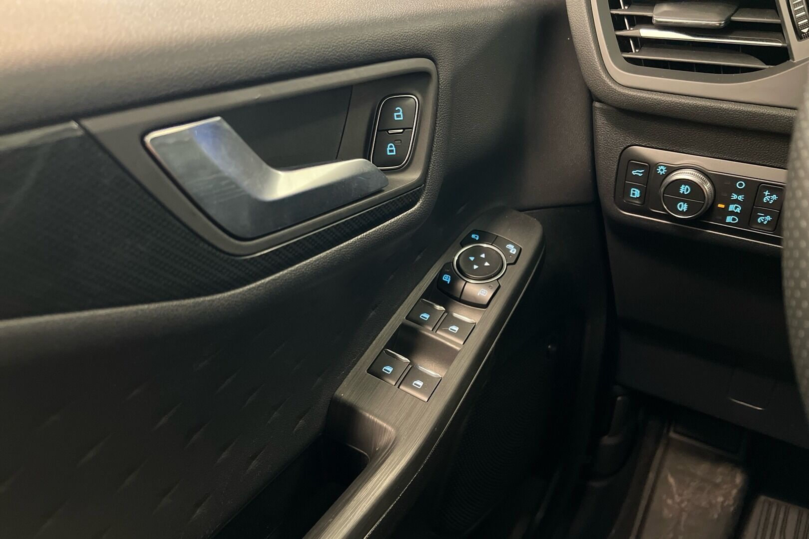 Ford Kuga iso kuva 23