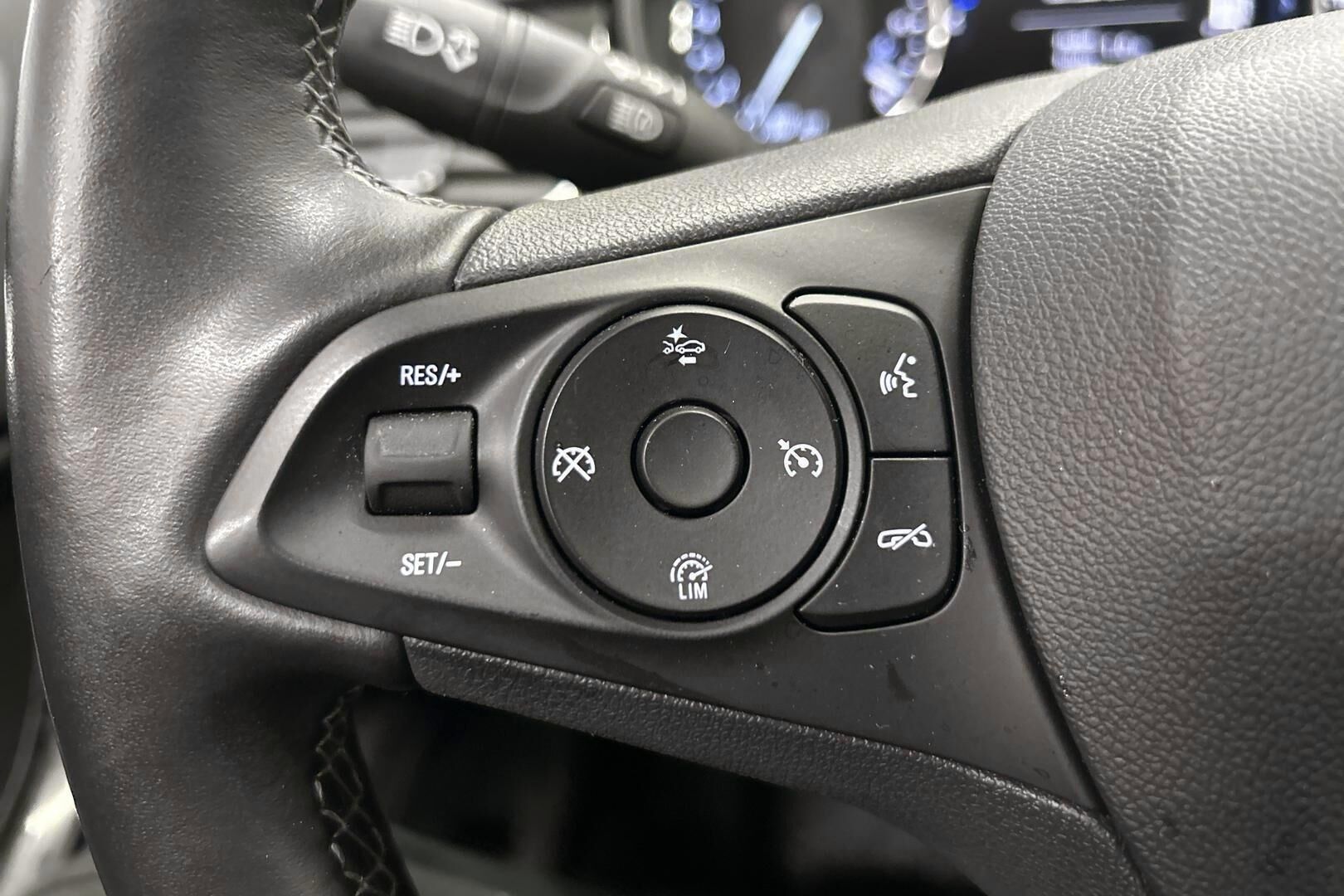 Opel Astra iso kuva 14