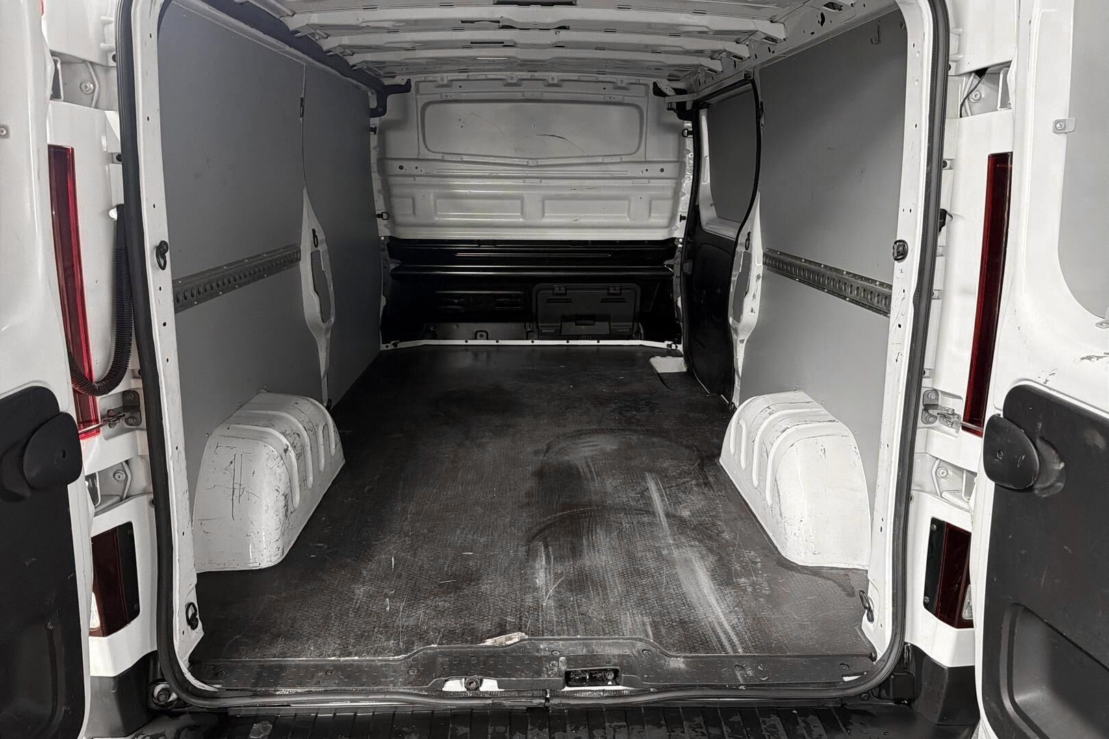 Nissan NV300 iso kuva 10