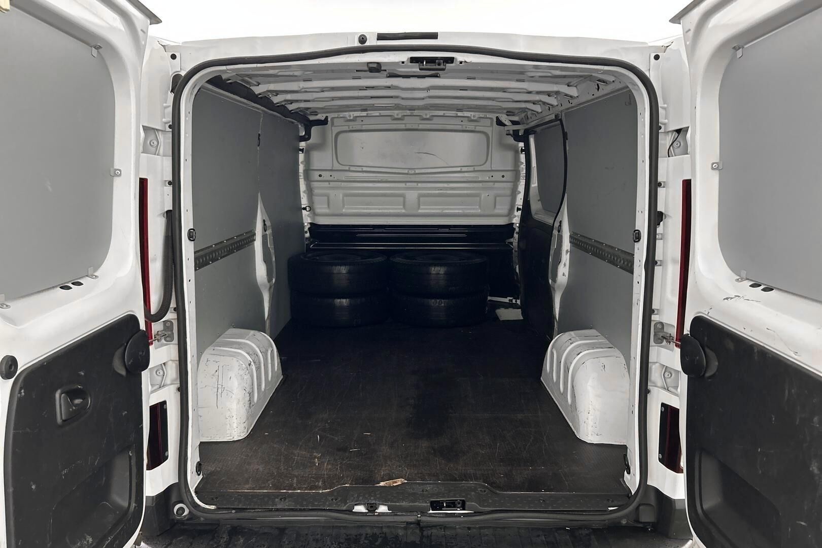 Nissan NV300 iso kuva 12