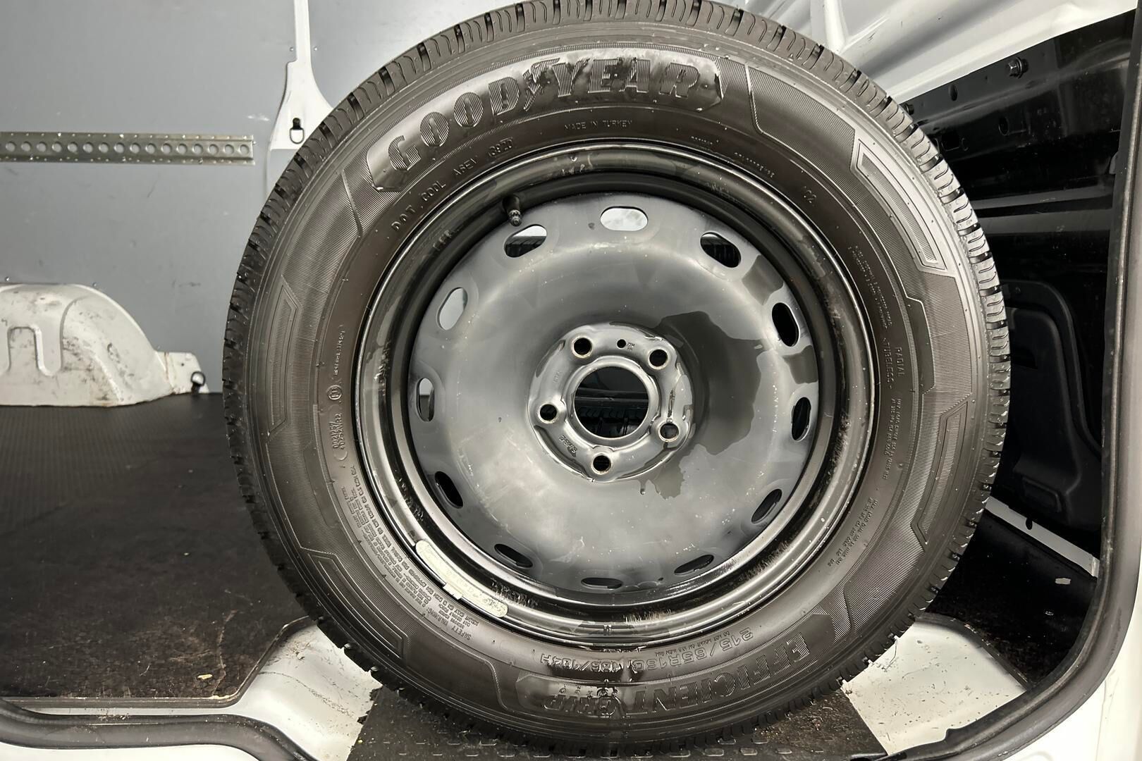 Nissan NV300 iso kuva 14