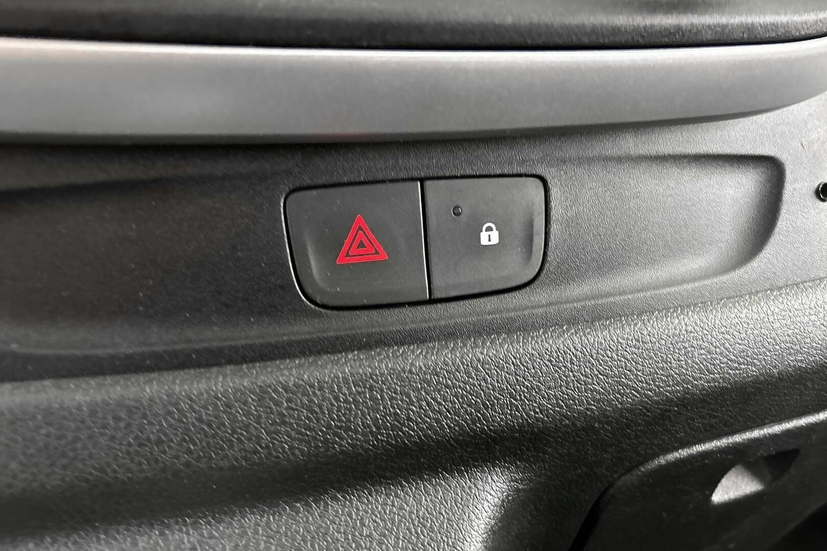 Nissan NV300 iso kuva 20