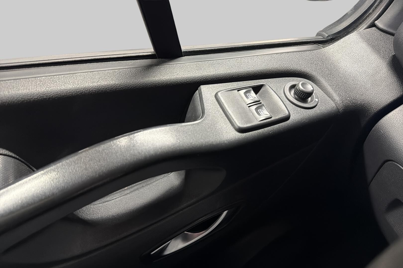 Nissan NV300 iso kuva 17