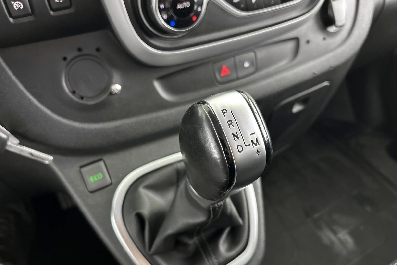 Nissan NV300 iso kuva 23