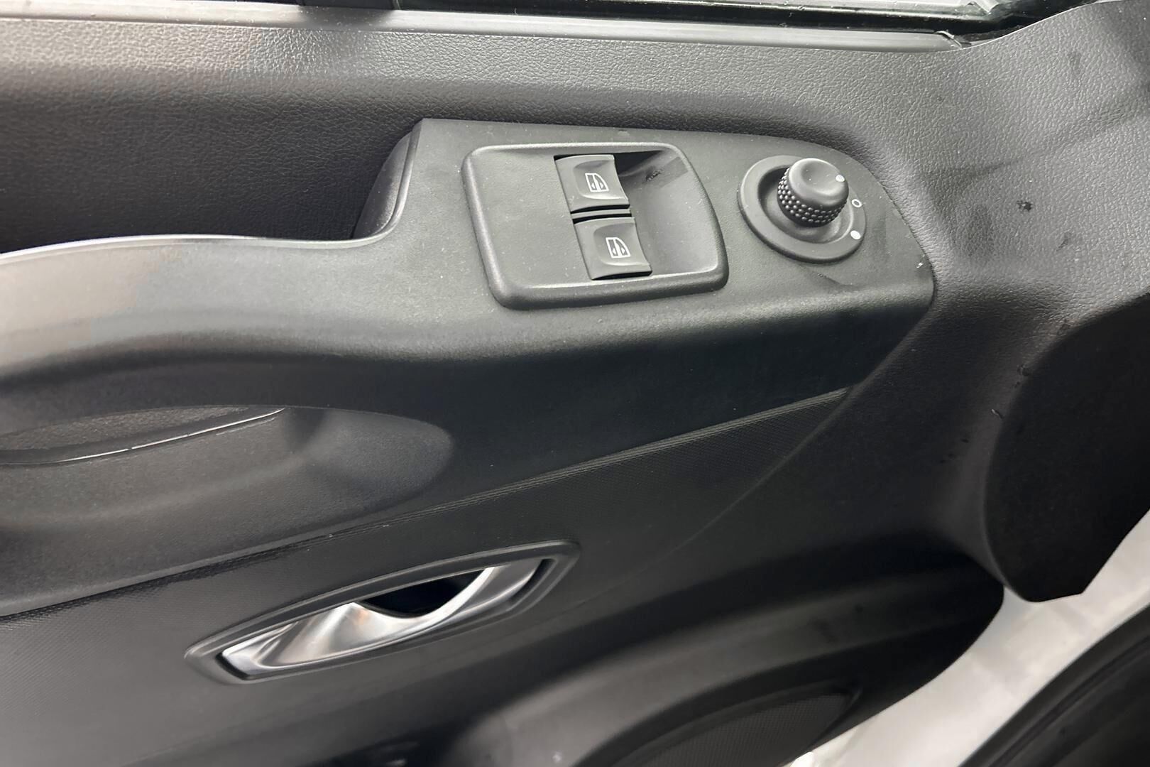 Nissan NV300 iso kuva 27