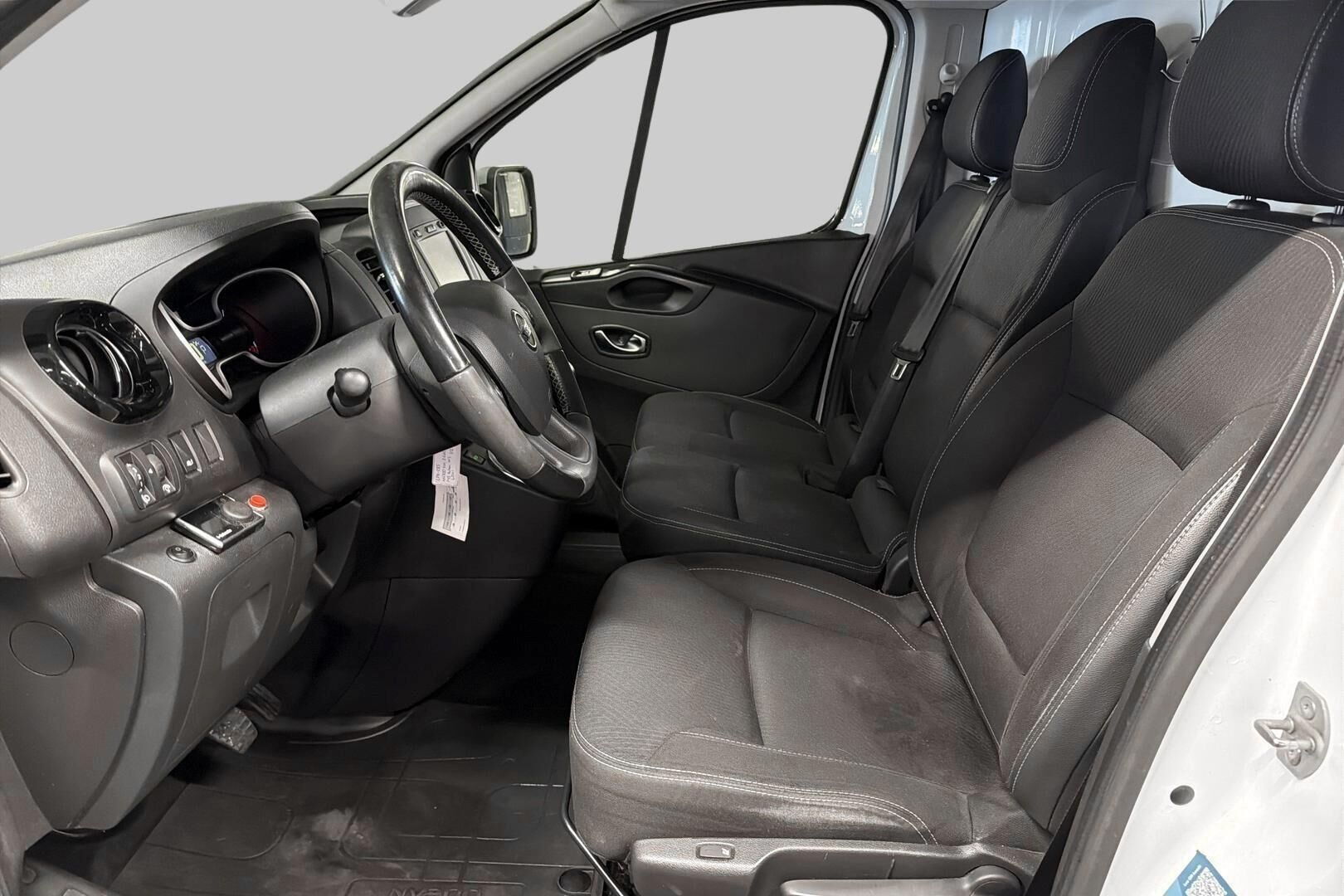 Nissan NV300 iso kuva 8