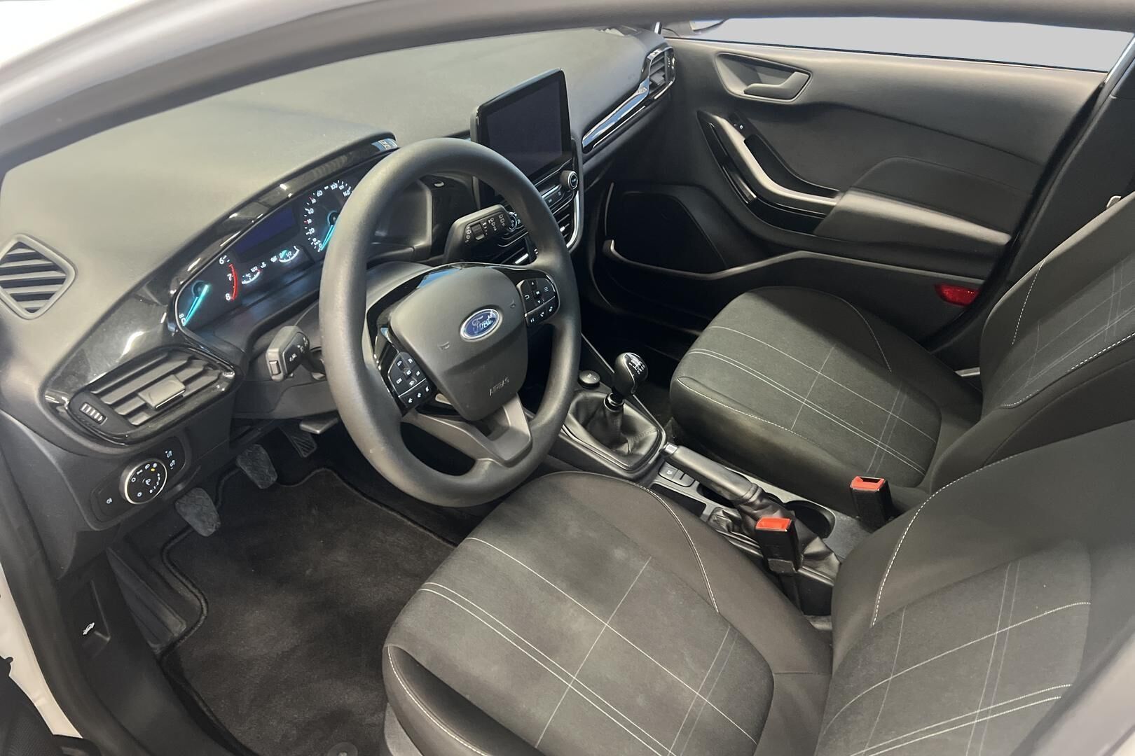 Ford Fiesta iso kuva 8
