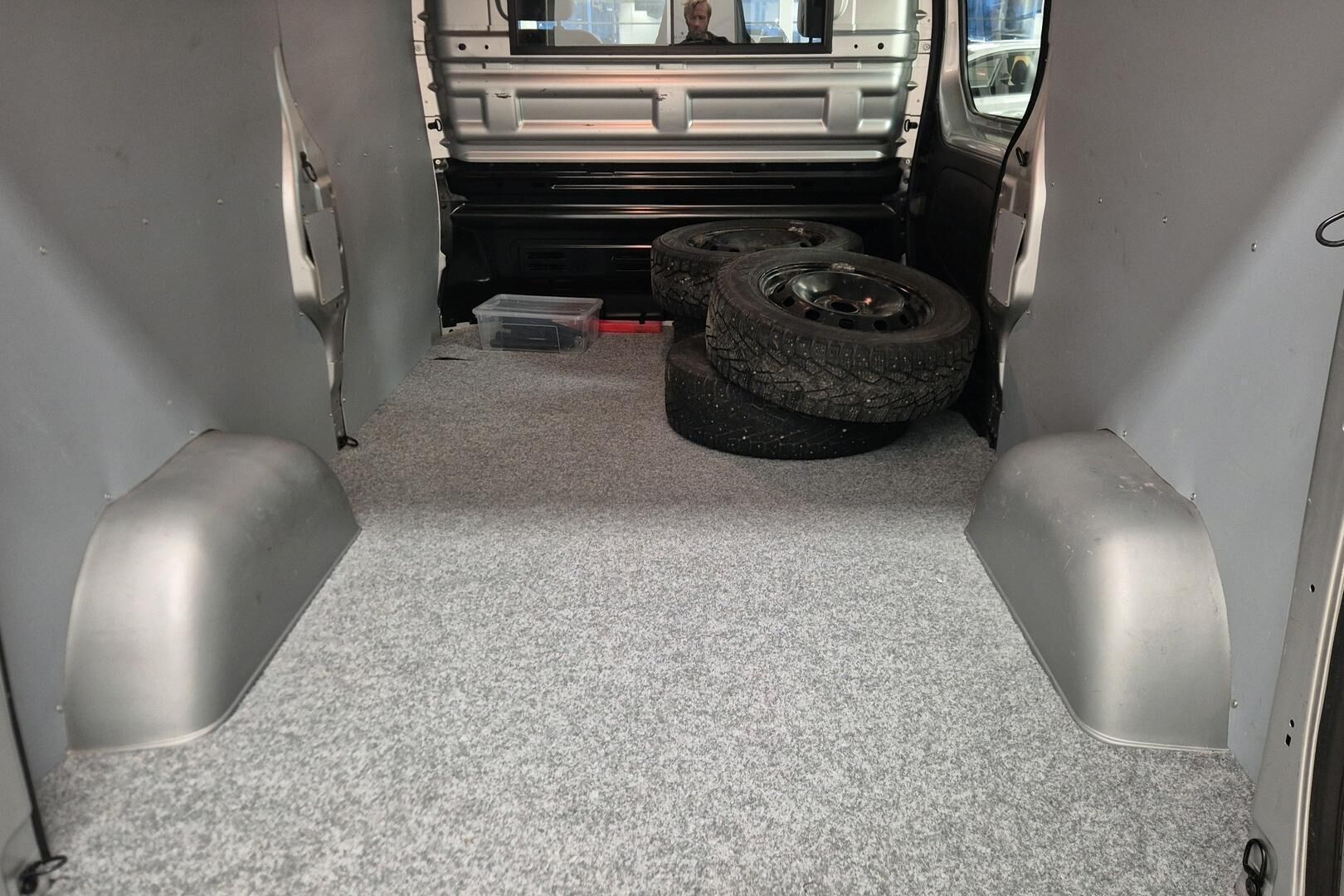 Nissan NV300 iso kuva 12