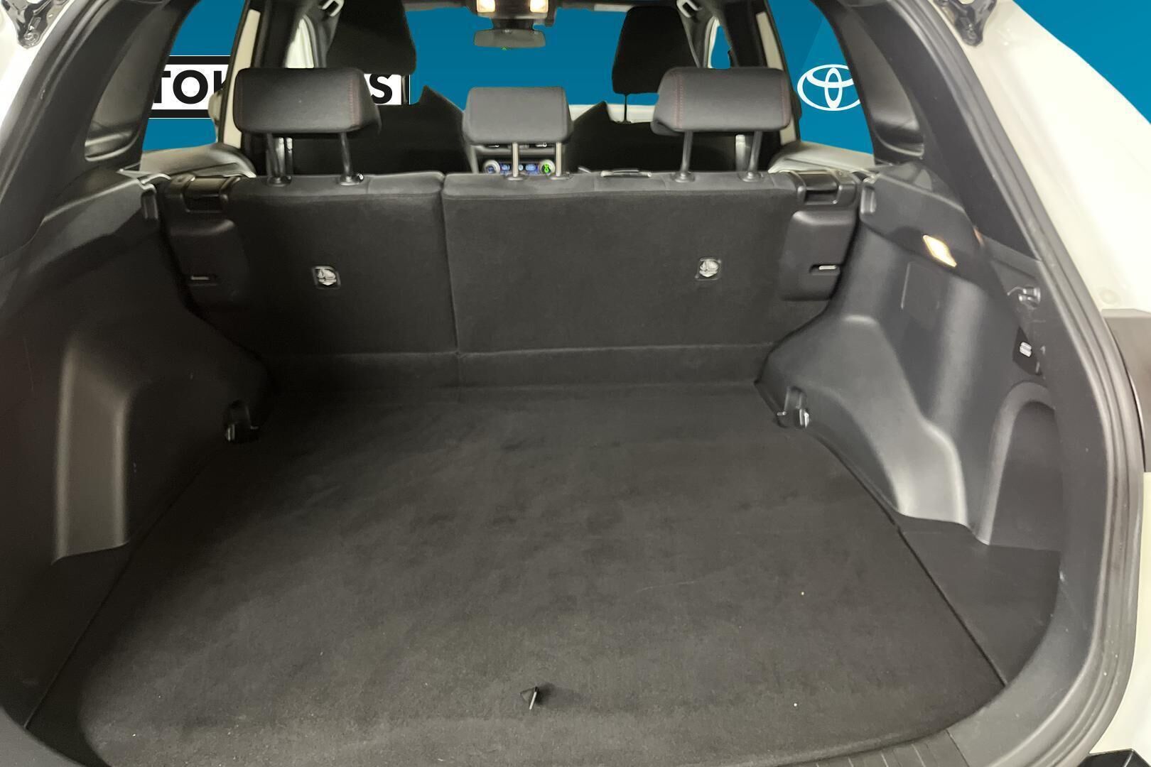 Toyota RAV4 Plug-in iso kuva 11