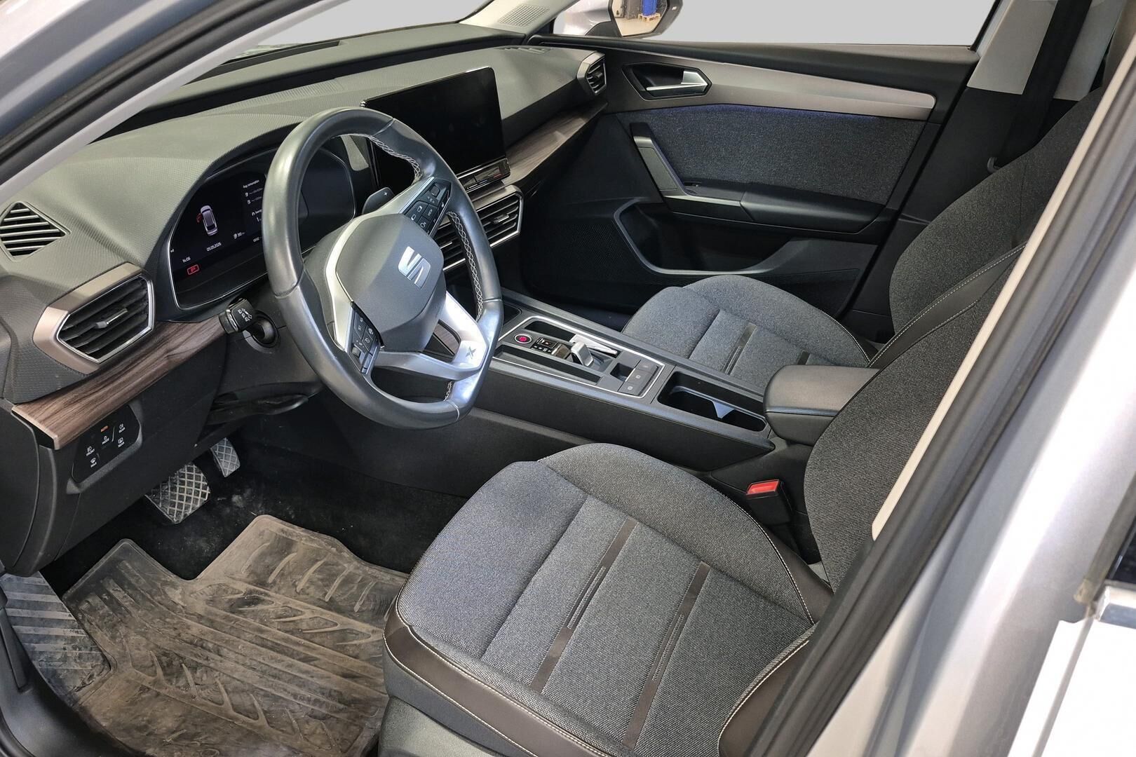 Seat Leon Sportstourer iso kuva 2