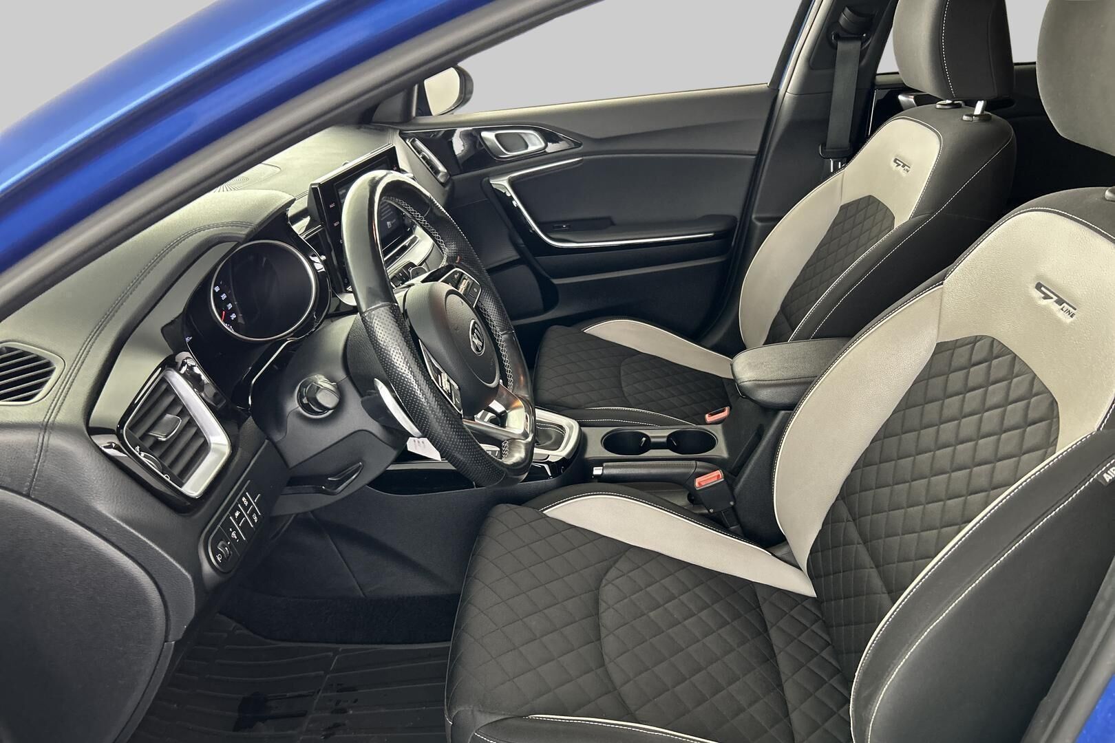 Kia Ceed iso kuva 8