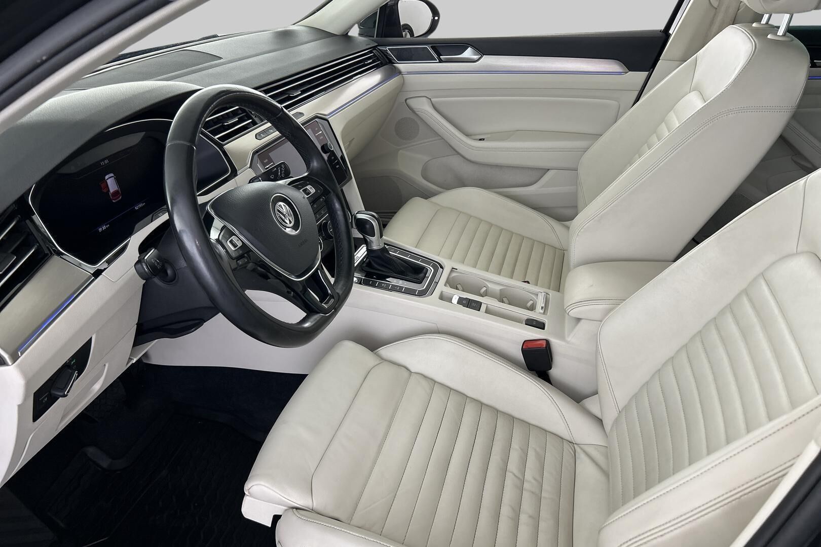 Volkswagen Passat iso kuva 8