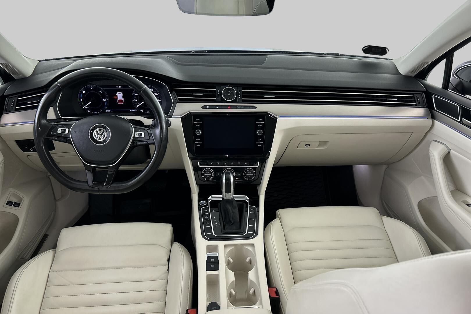 Volkswagen Passat iso kuva 9