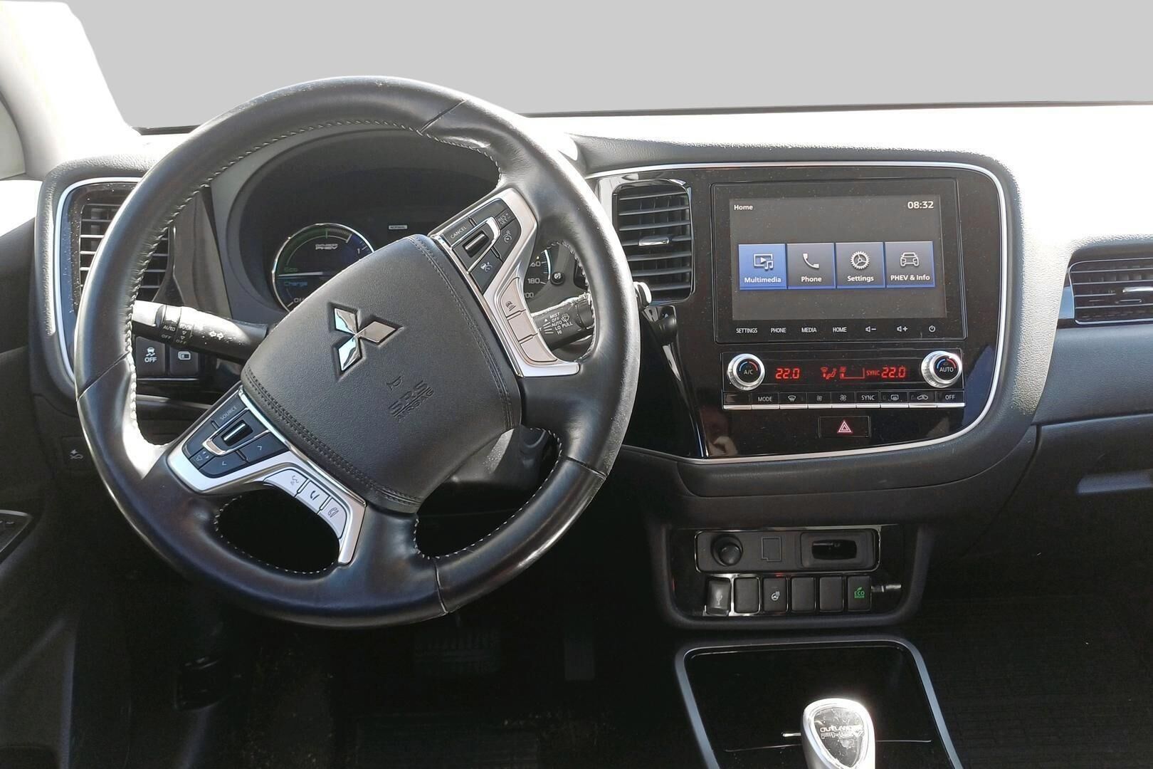 Mitsubishi Outlander PHEV iso kuva 2