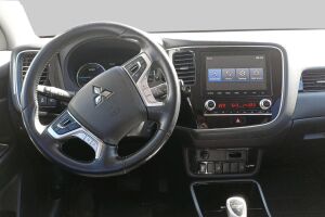 Mitsubishi Outlander PHEV esikatselu 2
