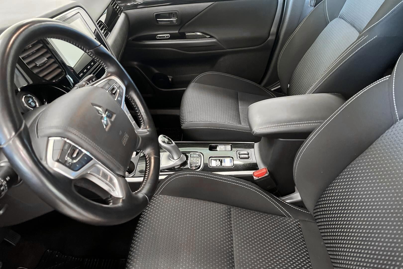 Mitsubishi Outlander PHEV iso kuva 9