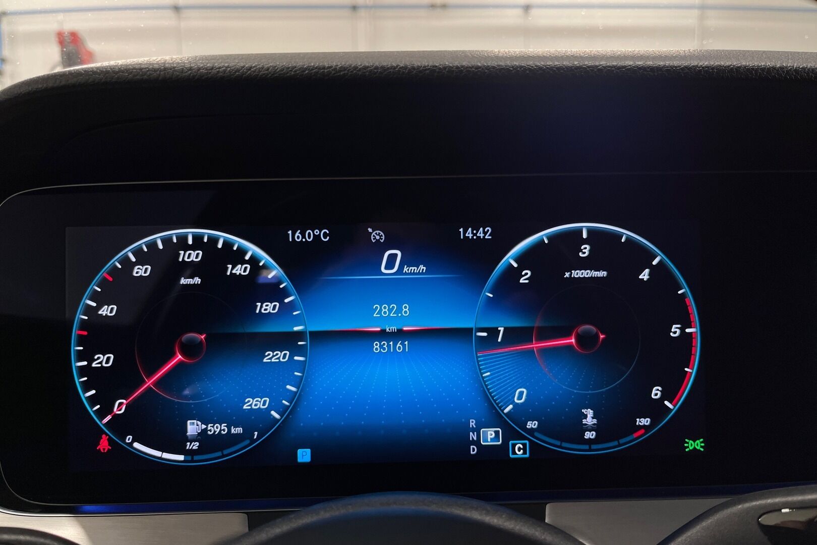 Mercedes-Benz E iso kuva 14