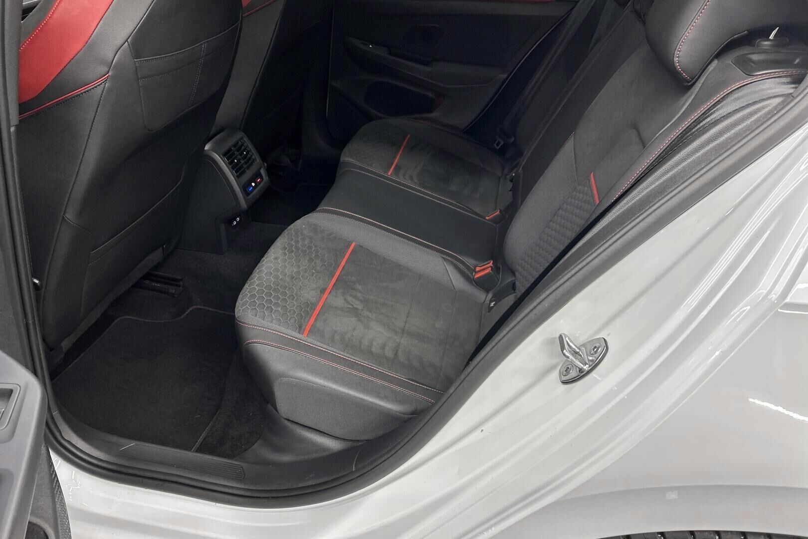 Volkswagen Golf iso kuva 8