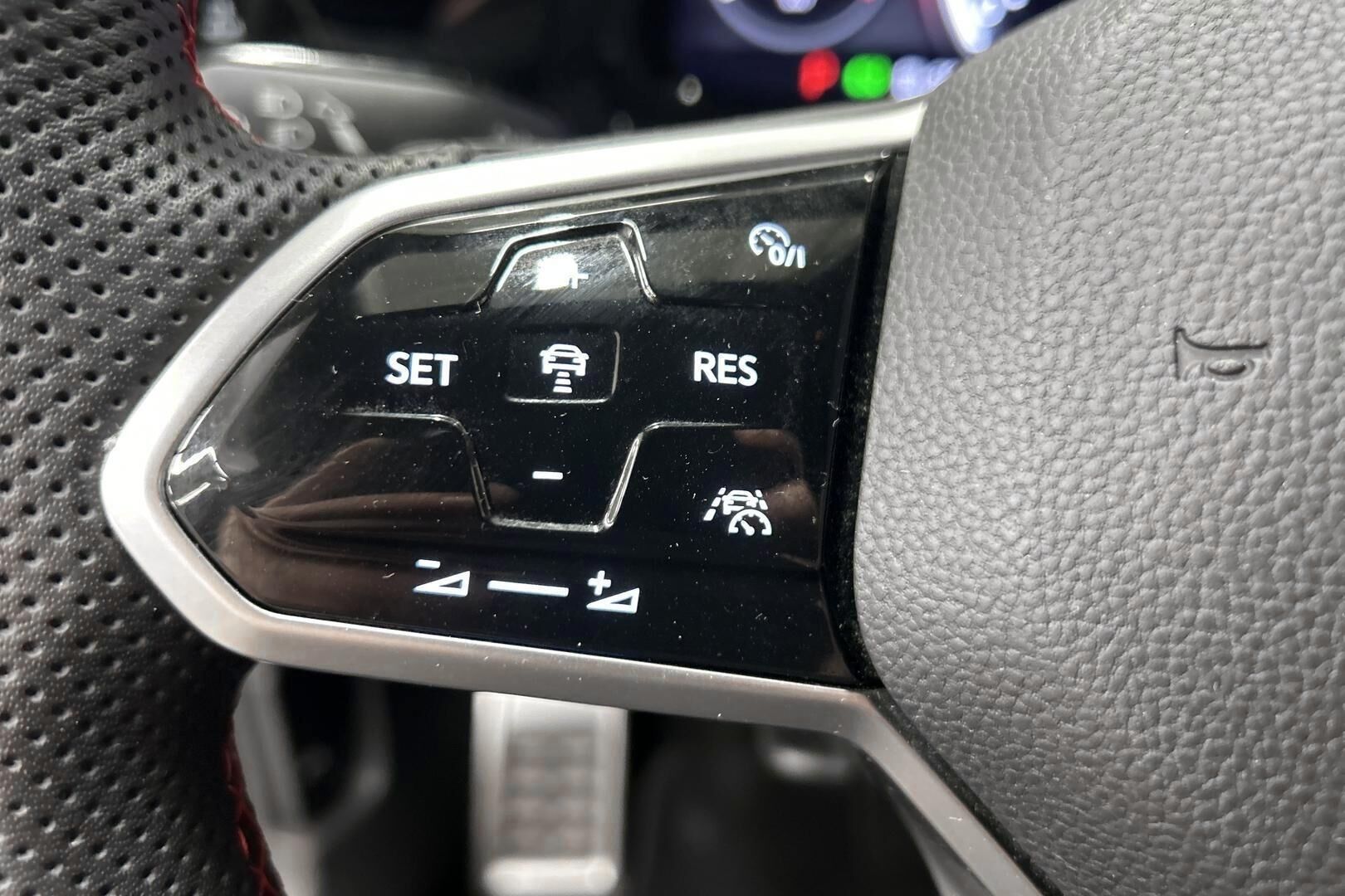 Volkswagen Golf iso kuva 13