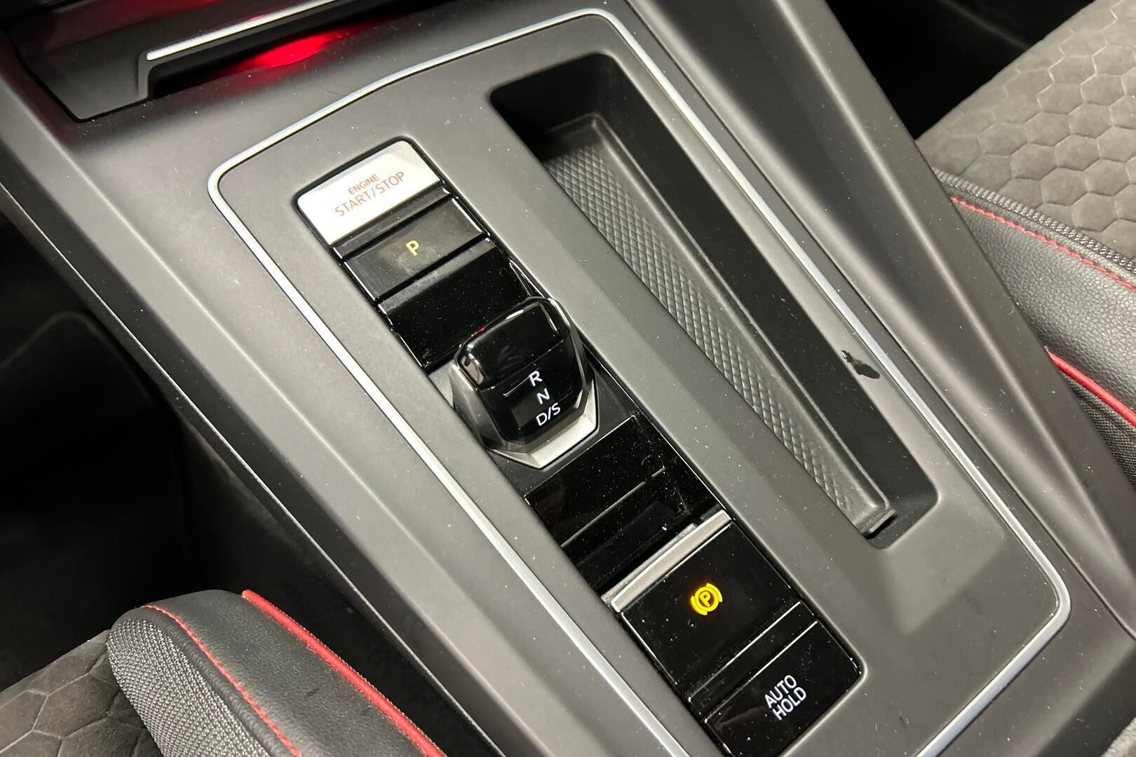 Volkswagen Golf iso kuva 19