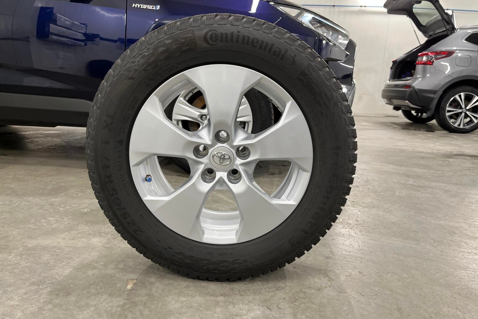 Toyota RAV4 iso kuva 13