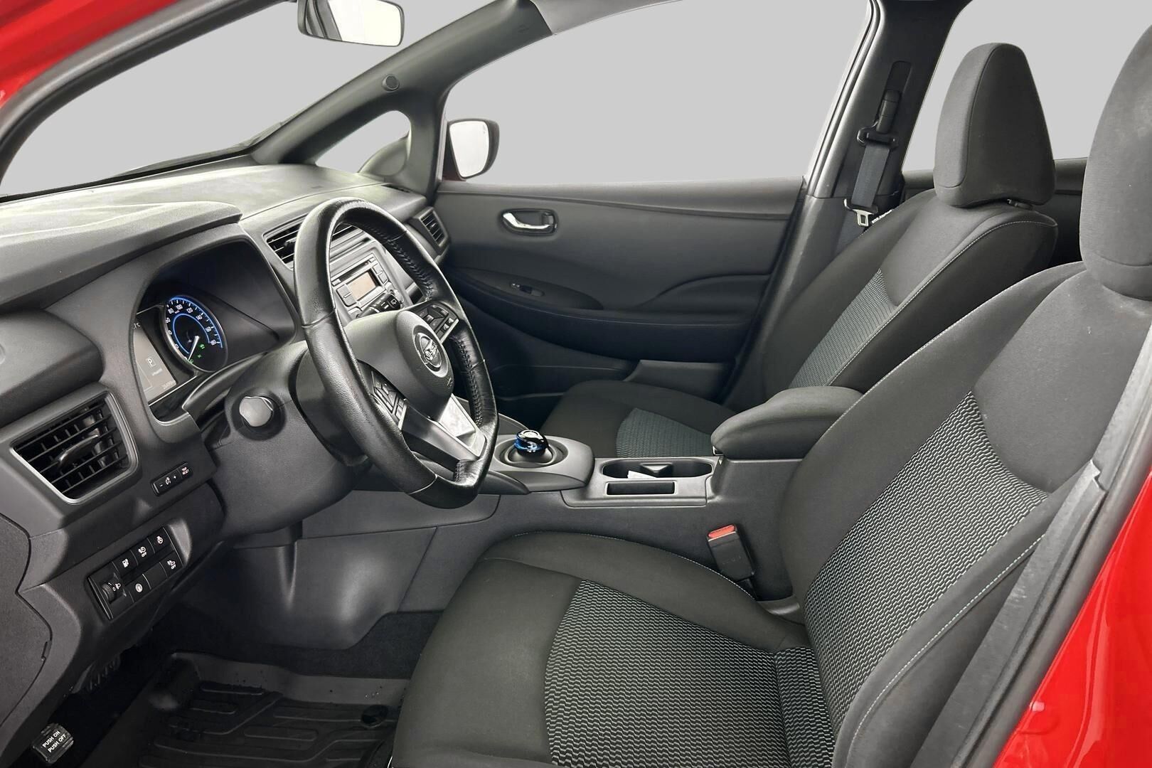 Nissan Leaf iso kuva 8