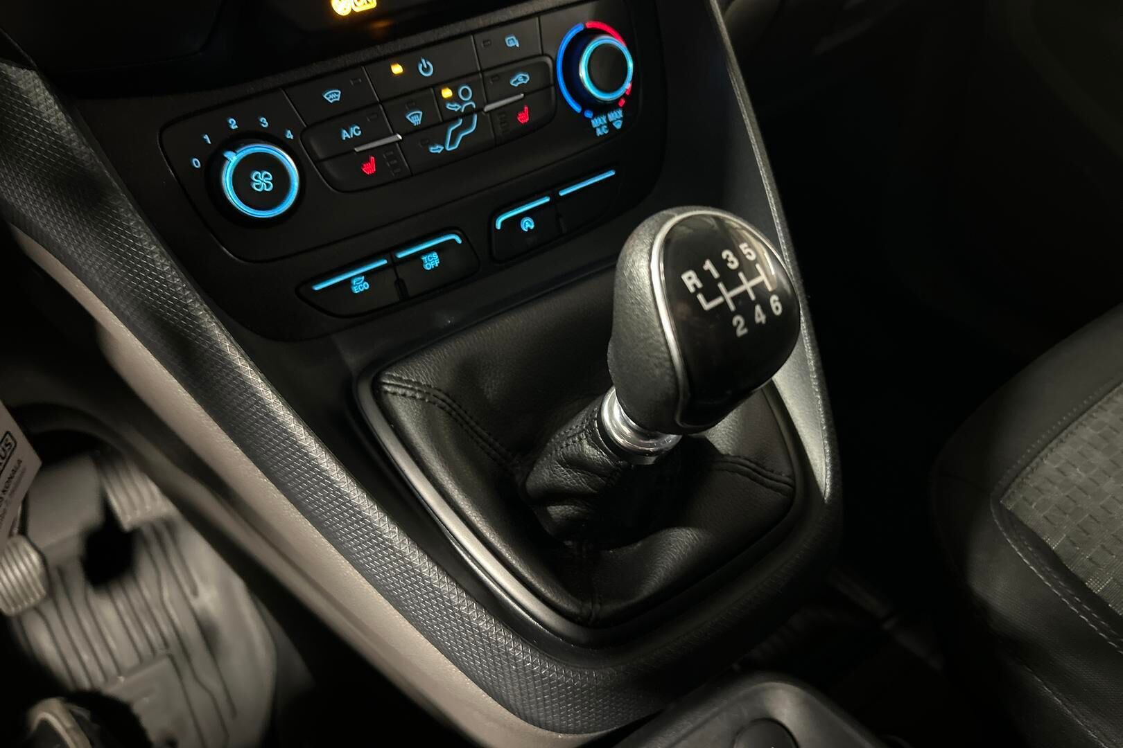 Ford Transit Connect iso kuva 24