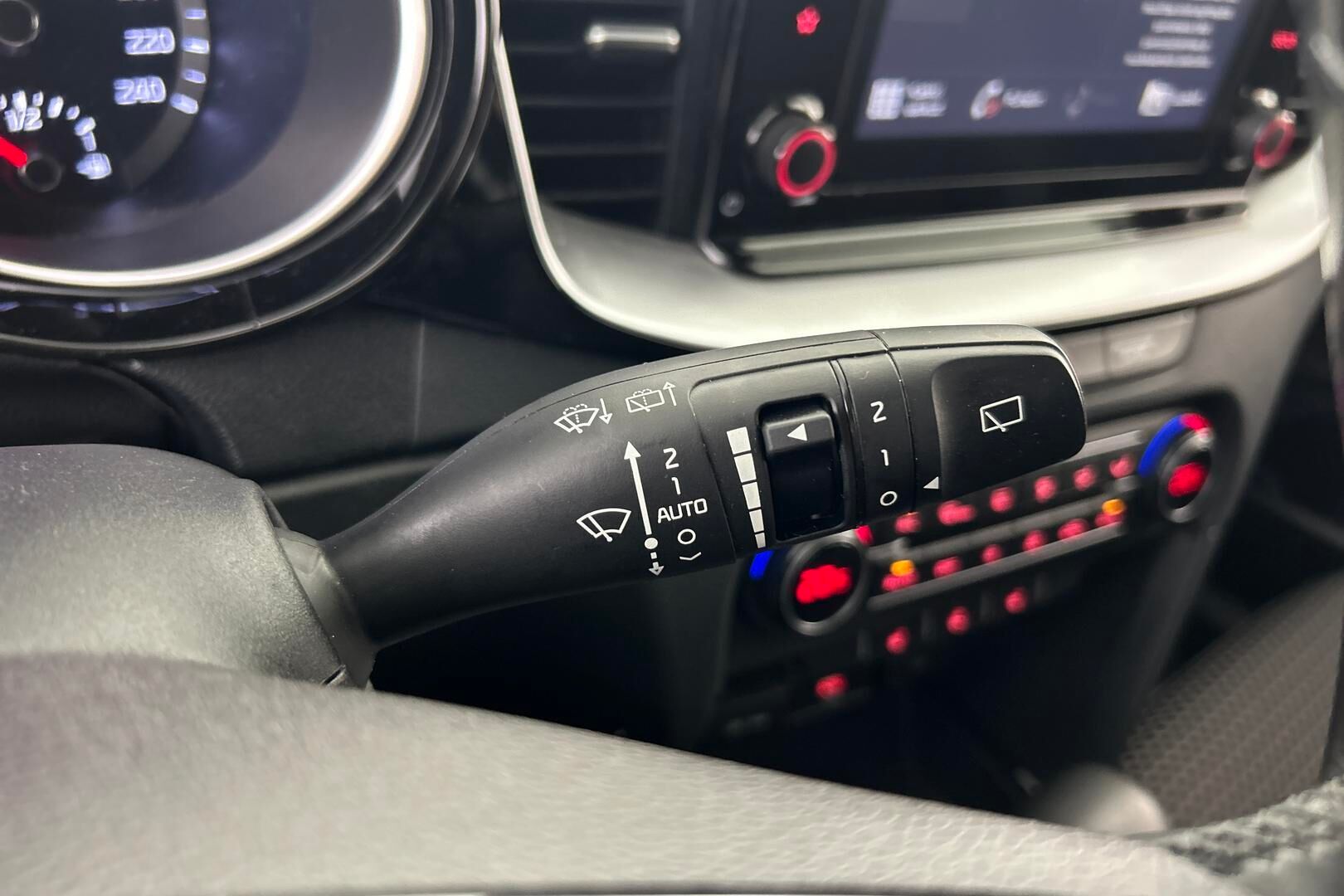 Kia Ceed iso kuva 15