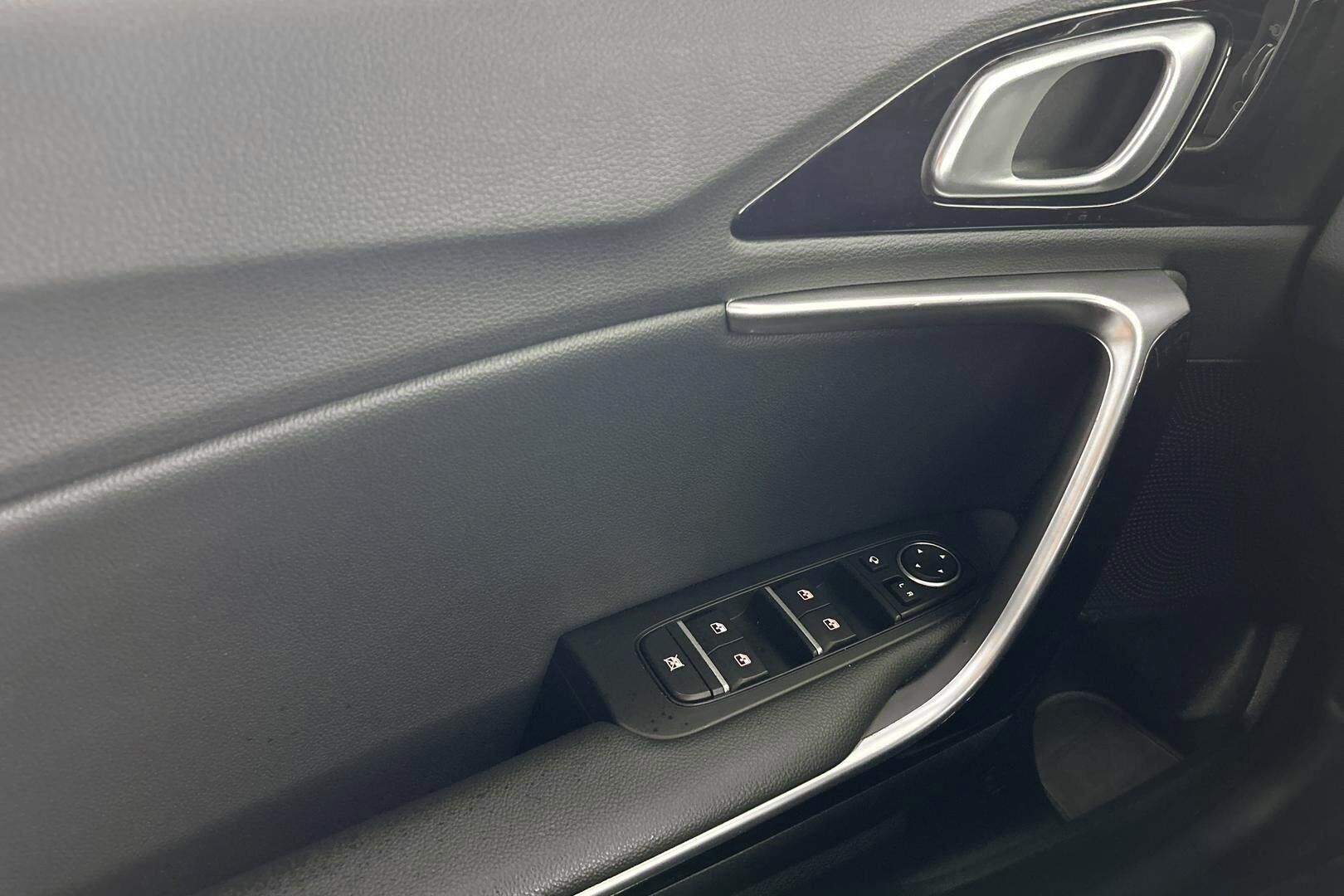 Kia Ceed iso kuva 19