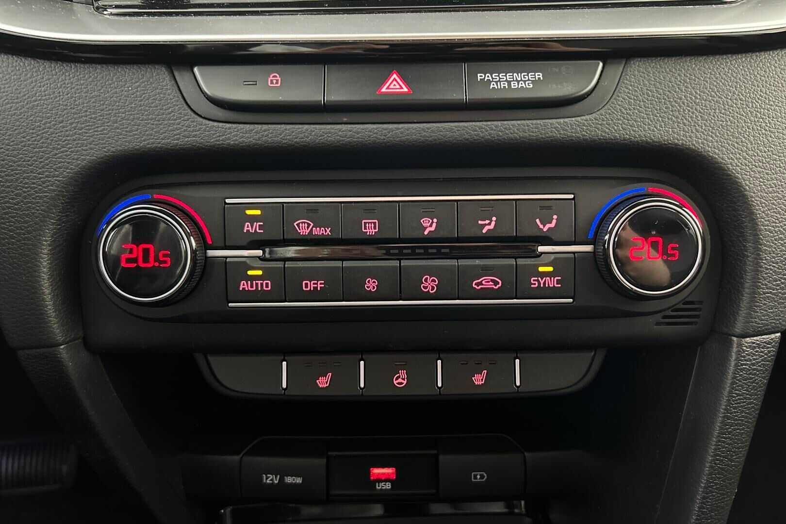 Kia Ceed iso kuva 24