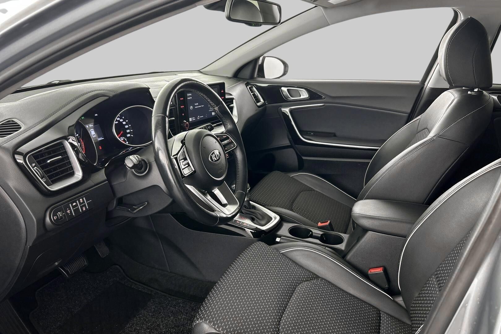 Kia Ceed iso kuva 8