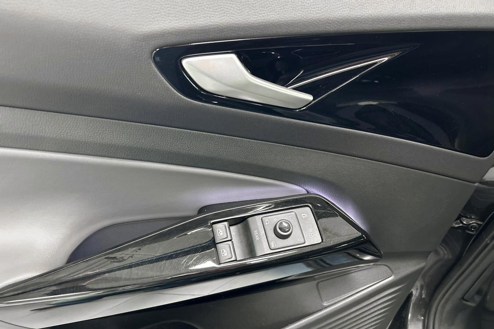 Volkswagen ID.4 iso kuva 18