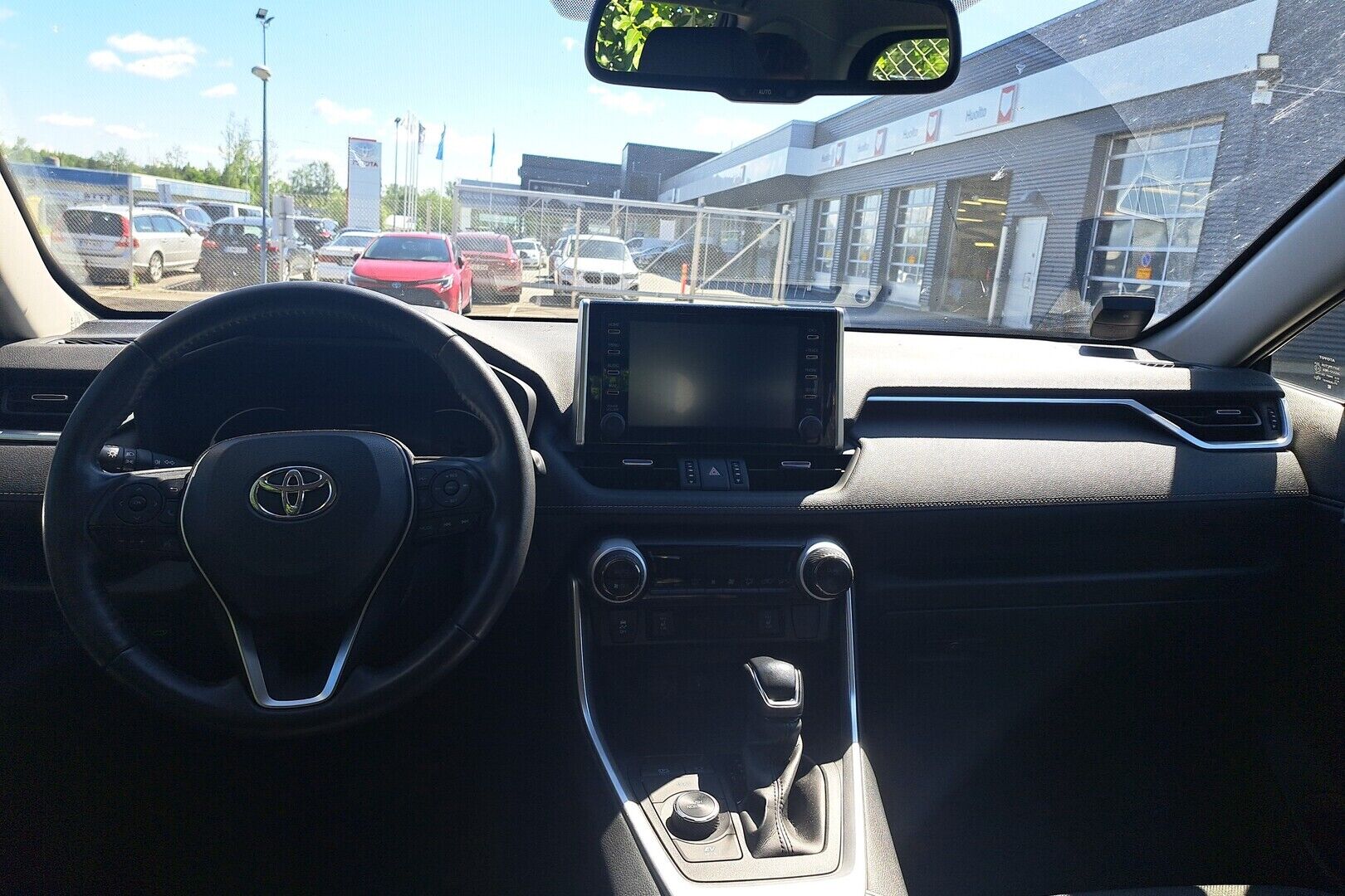 Toyota RAV4 iso kuva 2