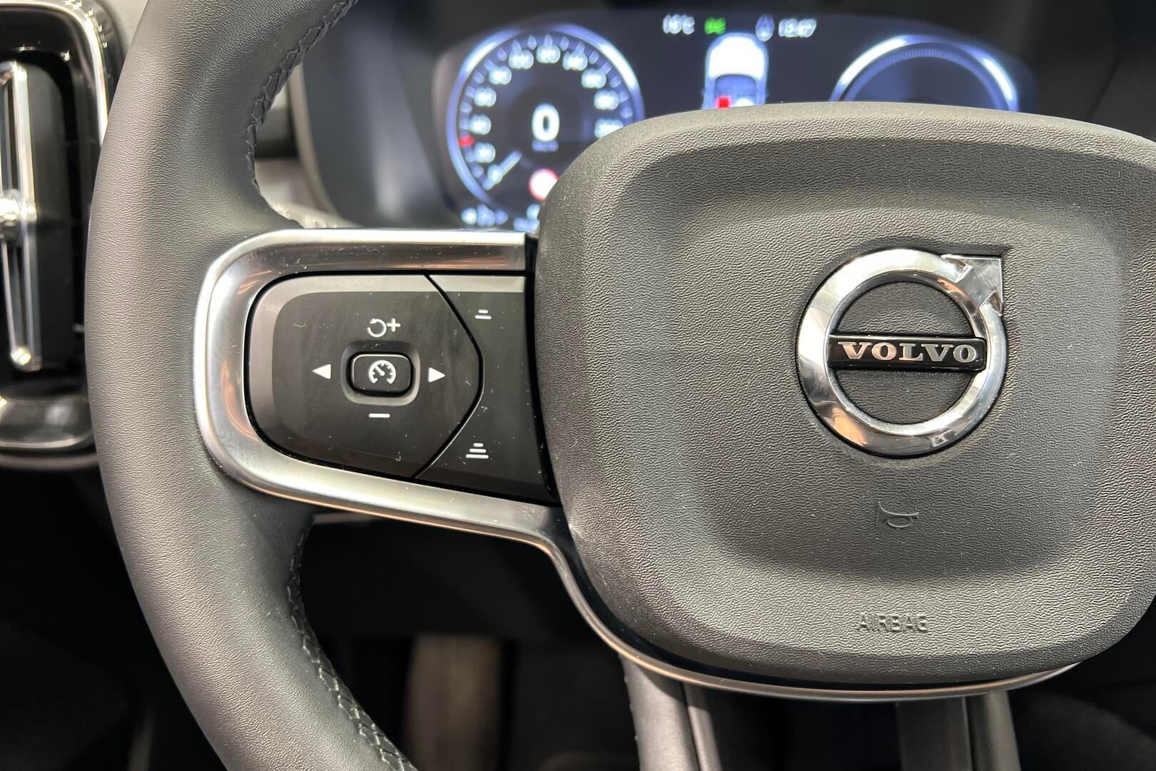 Volvo XC40 iso kuva 26