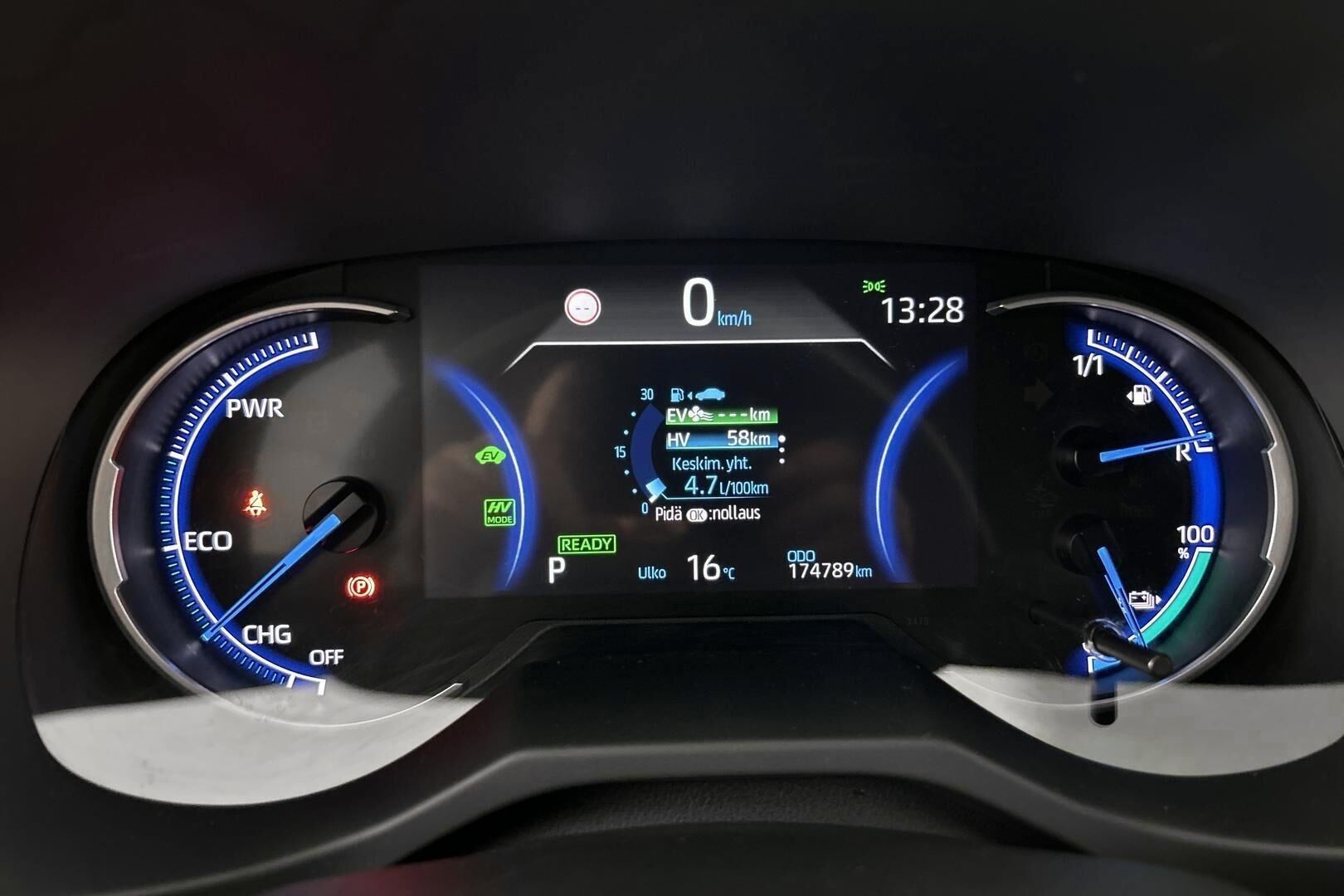 Toyota RAV4 Plug-in iso kuva 14